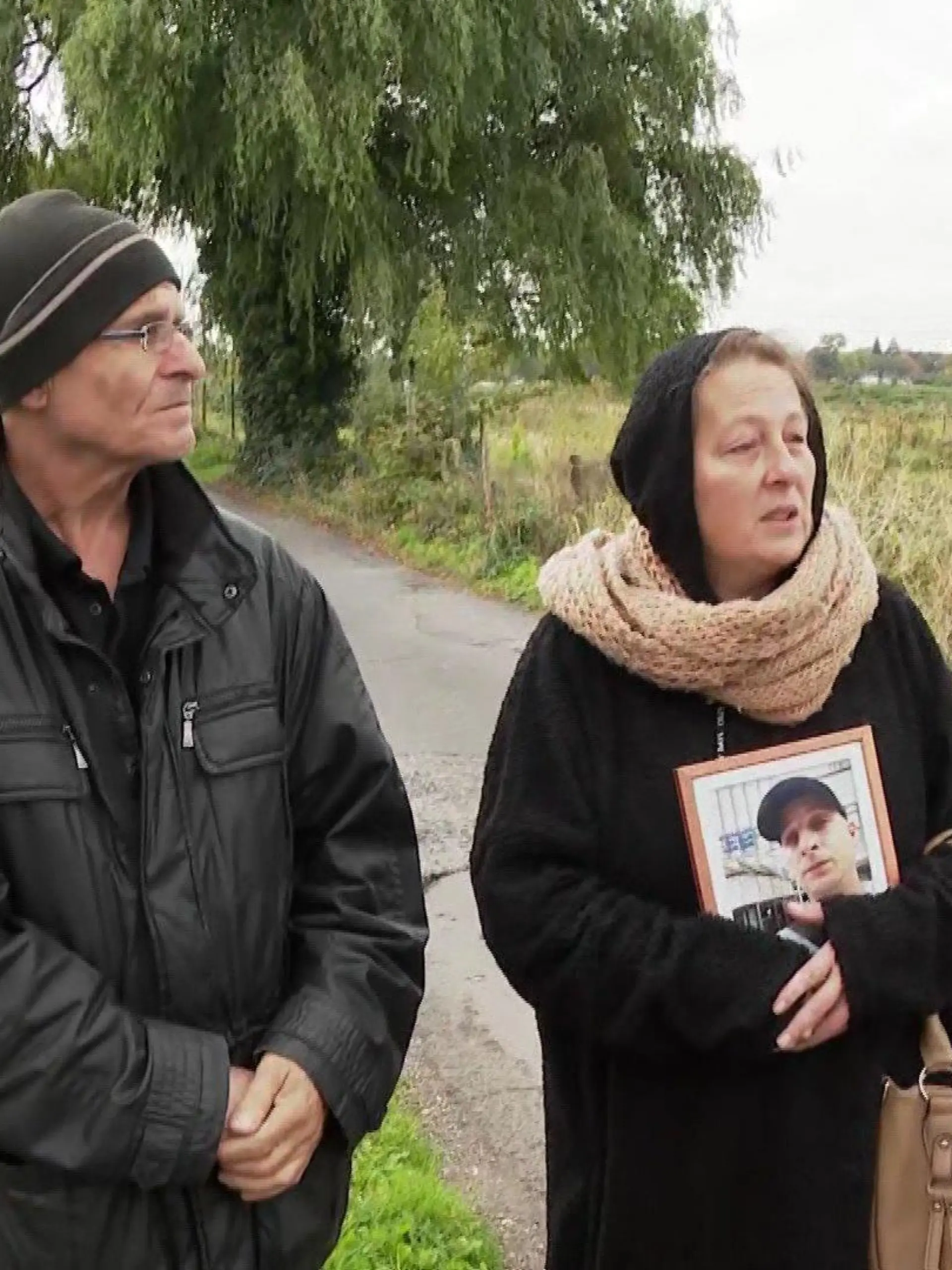 Die Eltern von Irfan Dip tragen ihren Sohn zum Prozessauftakt bei sich.
