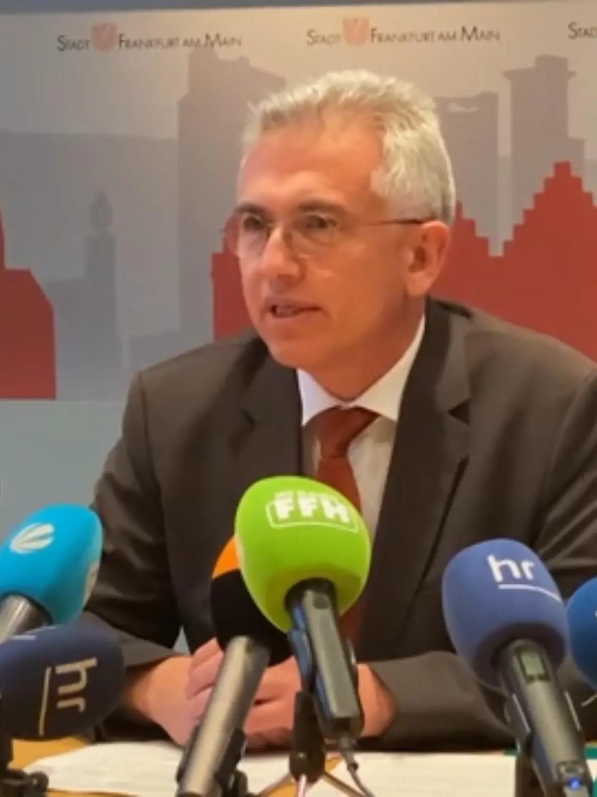 Nun ist es offiziell: Der 11. November 2022 ist der letzte Arbeitstag für Frankfurts Oberbürgermeister Peter Feldmann. Der 64-Jährige wurde von den Frankfurter Bürgern abgewählt. Nach dem vorläufigen Ergebnis stimmten knapp 202.000 Frankfurter mit „Ja“ für die Abwahl. Damit war das nötige Quorum von benötigten rund 152.000 Stimmen deutlich überschritten. Feldmann räumte noch am gleichen Abend seine Niederlage ein.