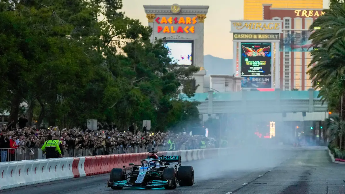 Formula One: Las Vegas Grand Prix Launch Party Nov 5, 2022 Las Vegas, Nevada, USA Mercedes-AMG Petronas driver George Russell drives on the track during the Formula One Las Vegas Grand Prix Launch Party at Las Vegas Strip. Las Vegas Las Vegas Strip Nevada USA, EDITORIAL USE ONLY PUBLICATIONxINxGERxSUIxAUTxONLY Copyright: xRayxAcevedox 20221105_neb_xx1_361