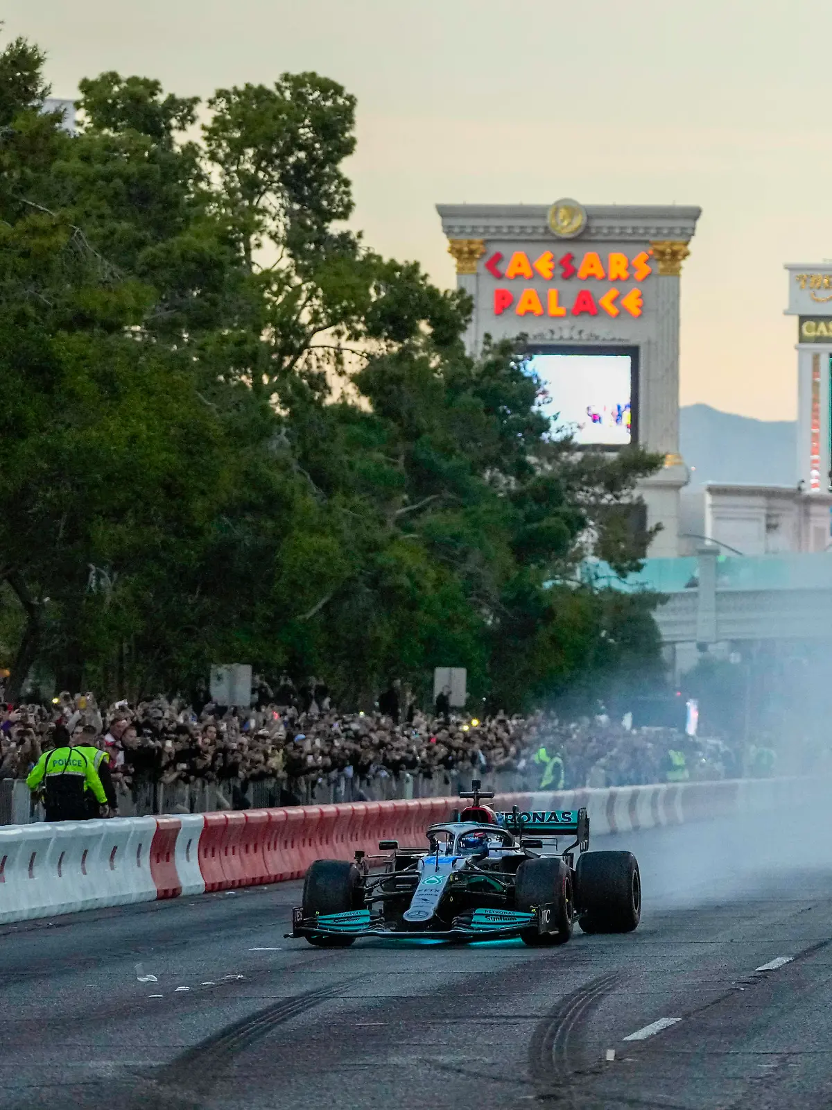  Formula One: Las Vegas Grand Prix Launch Party Nov 5, 2022 Las Vegas, Nevada, USA Mercedes-AMG Petronas driver George Russell drives on the track during the Formula One Las Vegas Grand Prix Launch Party at Las Vegas Strip. Las Vegas Las Vegas Strip Nevada USA, EDITORIAL USE ONLY PUBLICATIONxINxGERxSUIxAUTxONLY Copyright: xRayxAcevedox 20221105_neb_xx1_361