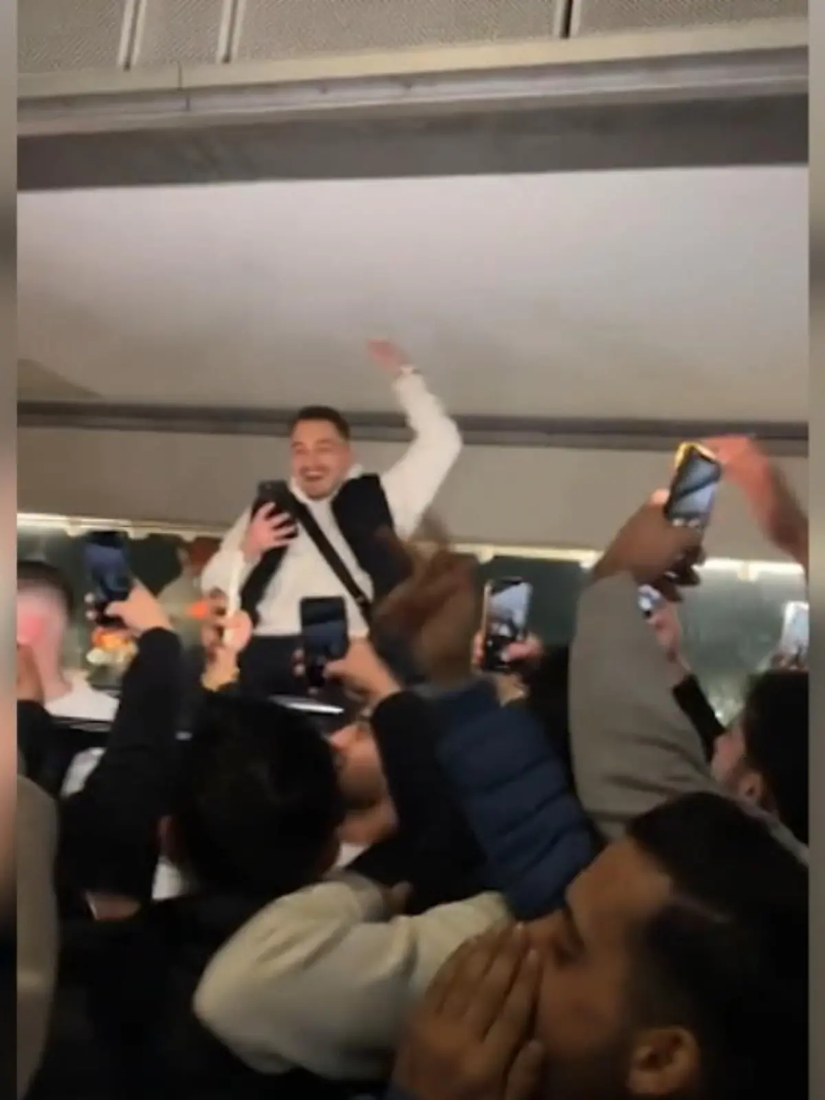 Eskalation in Oldenburg! Erst werden Karten für den Auftritt von Rapper Ngee verkauft, dann stellt sich heraus, dass das Konzert wegen einer fehlenden Genehmigung gar nicht stattfinden darf. Viele Fans kommen trotzdem – als die Polizei eintrifft, wird es turbulent.