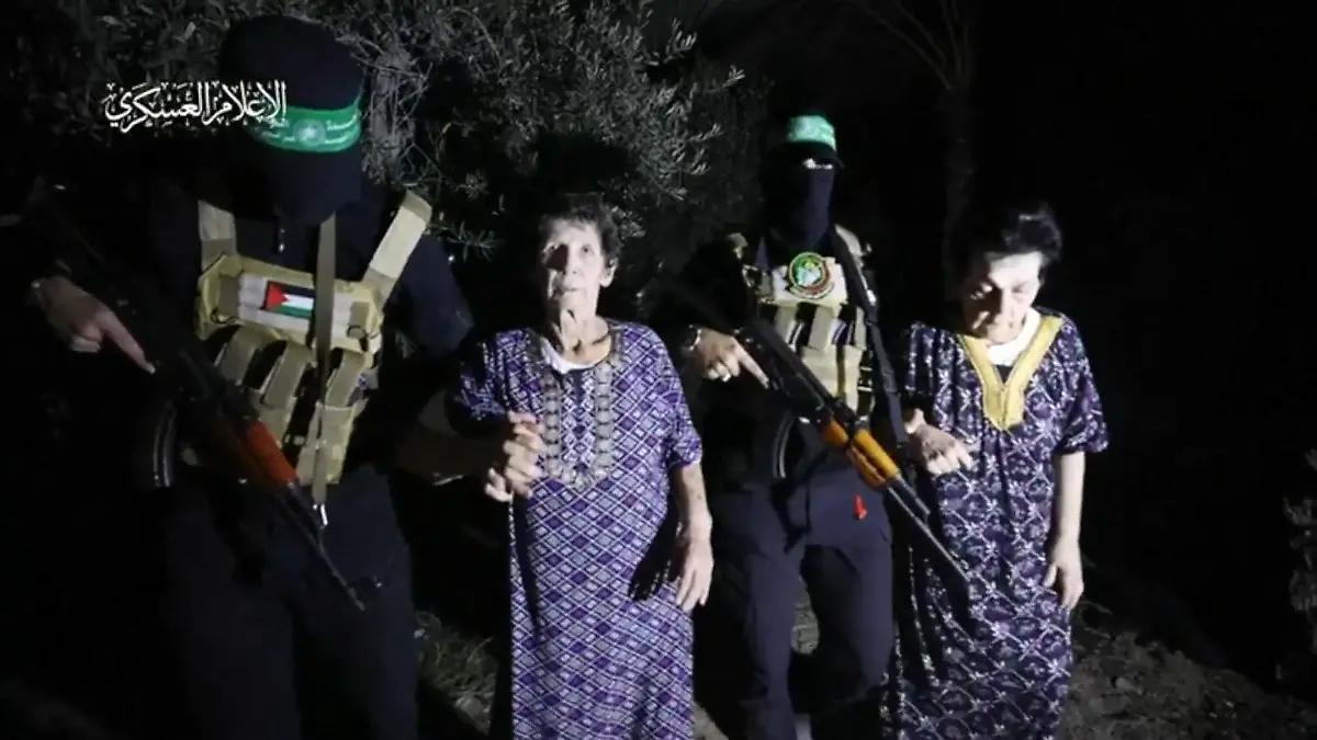 Hamas-Terroristen lassen zwei Geiseln frei Geisel gibt Entführer die Hand