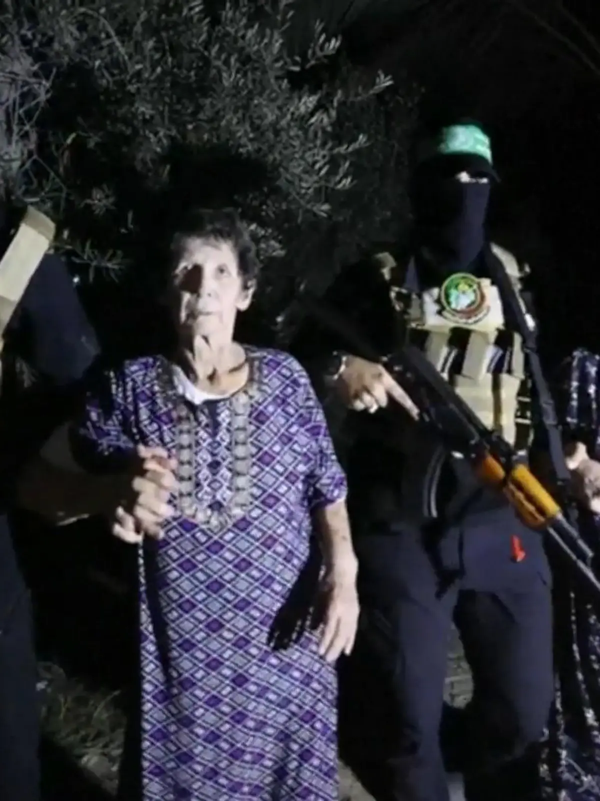 Eine gute Nachricht im grausamen Krieg: Die Hamas hat am Abend zwei weitere Geiseln freigelassen. Eine 85 und eine 79 Jahre alte Frau. Die Großmutter Yocheved Lifshit gibt bei ihrer Befreiung einem ihrem Entführer die Hand und sagt "Salam", arabisch für Frieden. Die Szenen der Freilassung sehen Sie im Video.