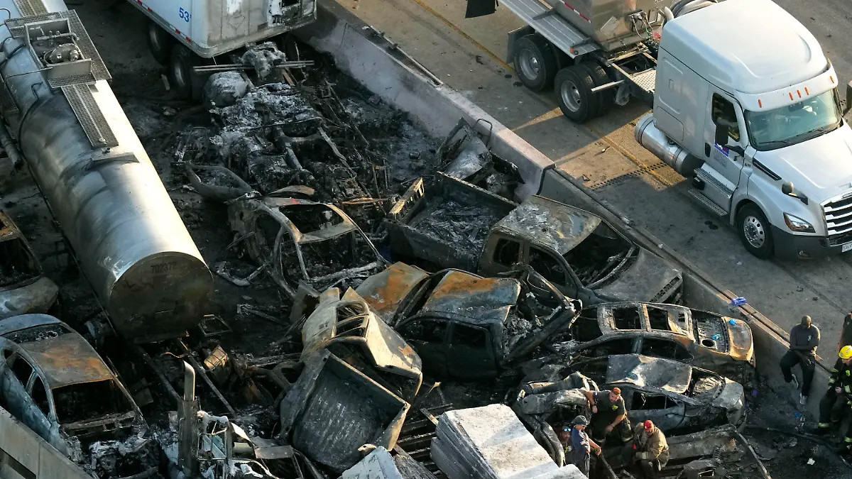 dpatopbilder - 24.10.2023, USA, Manchac: Auf diesem Luftbild sieht man Einsatzkräfte in der Nähe der Wrackteile nach einer Massenkarambolage auf der Interstate 55 Schnellstraße in Manchac, Louisiana. Bei einem Unfall-Inferno im dichten Nebel mit insgesamt 158 Fahrzeugen sind im US-Bundesstaat Louisiana mindestens sieben Menschen ums Leben gekommen. Foto: Gerald Herbert/AP/dpa +++ dpa-Bildfunk +++