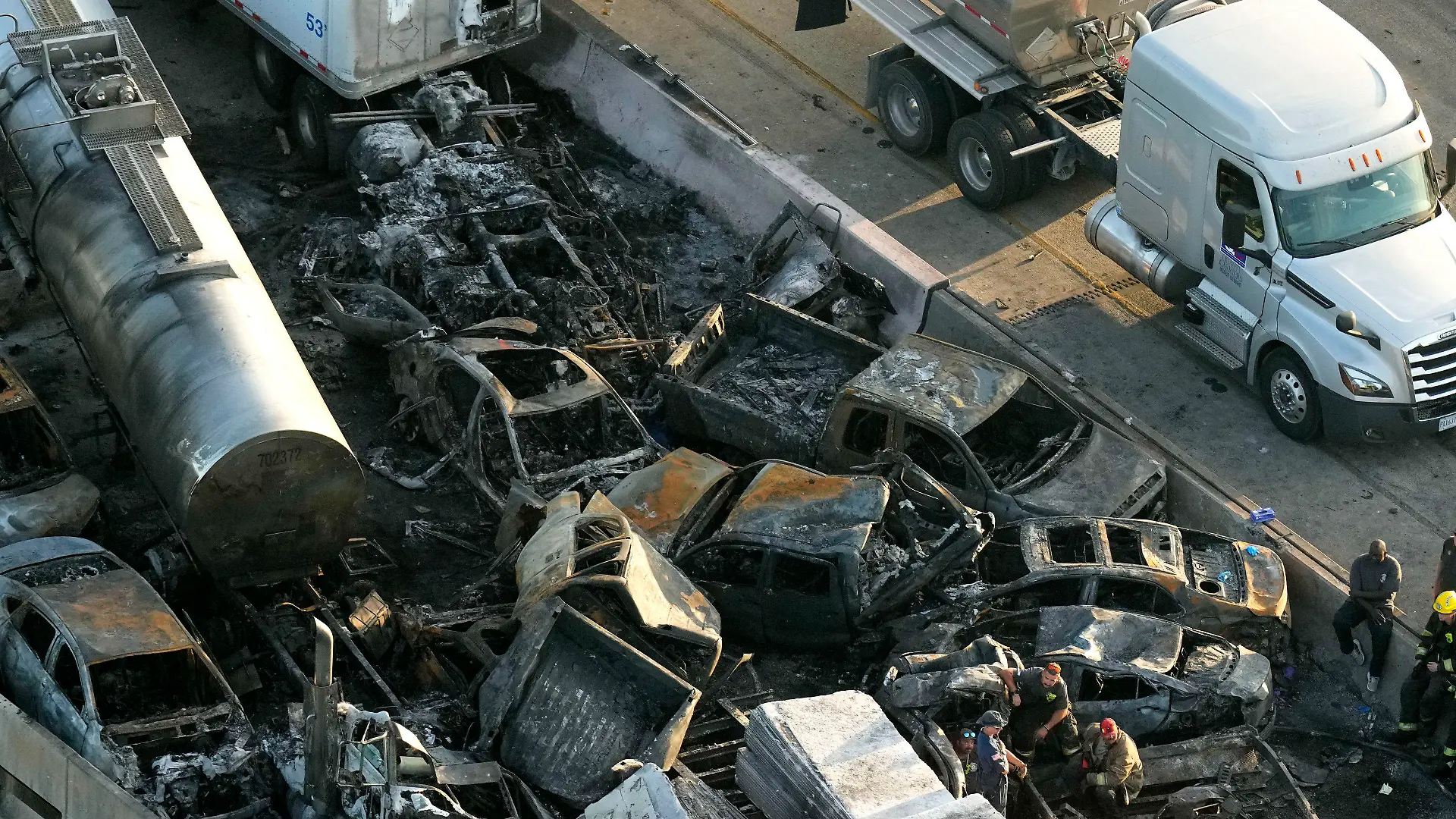 dpatopbilder - 24.10.2023, USA, Manchac: Auf diesem Luftbild sieht man Einsatzkräfte in der Nähe der Wrackteile nach einer Massenkarambolage auf der Interstate 55 Schnellstraße in Manchac, Louisiana. Bei einem Unfall-Inferno im dichten Nebel mit insgesamt 158 Fahrzeugen sind im US-Bundesstaat Louisiana mindestens sieben Menschen ums Leben gekommen. Foto: Gerald Herbert/AP/dpa +++ dpa-Bildfunk +++