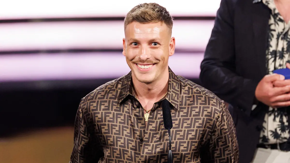Felix Lobrecht, Comedian und Autor (l), und David Wnendt, Drehbuchautor, bedanken sich im Prinzregententheater während der Verleihung des Bayerischen Filmpreises für ihre Auszeichnung. Wnendt und Lobrecht haben den bayerischen Filmpreis in der Kategorie "Drebuch" für den Film "Sonne und Beton" erhalten.