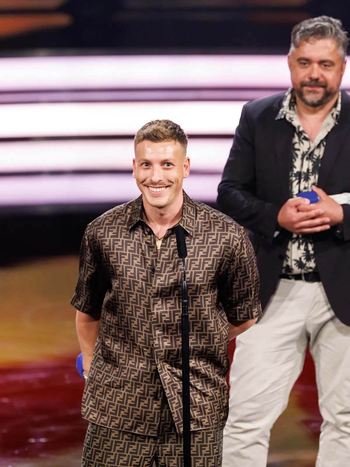 Felix Lobrecht, Comedian und Autor (l), und David Wnendt, Drehbuchautor, bedanken sich im Prinzregententheater während der Verleihung des Bayerischen Filmpreises für ihre Auszeichnung. Wnendt und Lobrecht haben den bayerischen Filmpreis in der Kategorie "Drebuch" für den Film "Sonne und Beton" erhalten.