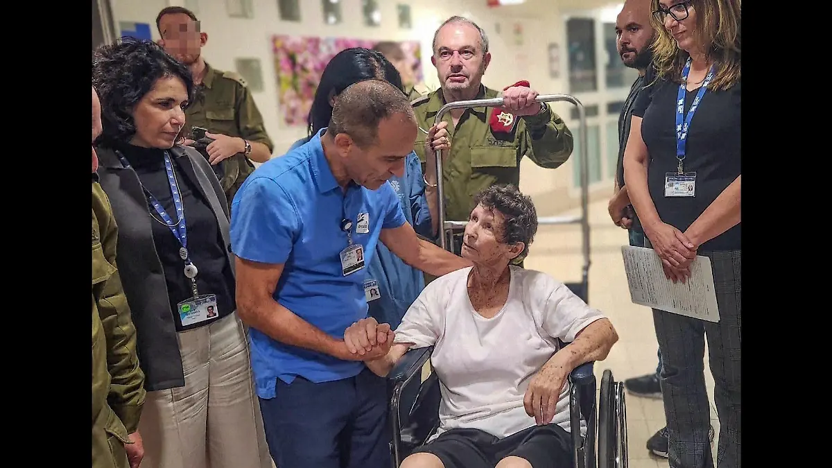 Yocheved Lifshitz wird nach ihrer Freilassung im Krankenhaus behandelt