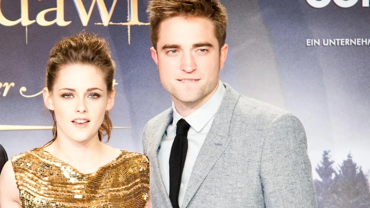 Premiere of the final 'Twilight' movie, 'The Twilight Saga: Breaking Dawn - Part 2' with Kirsten Stewart, Robert Pattinson, Taylor Lautner, Bill Condon and Wyck Godfrey.
<P>
Pictured: Taylor Lautner, Kristen Stewart and Robert Pattinson
<P><B>Ref: SPL439361 161112 </B><BR/>
Picture by: Promiflash / Splash News<BR/>
</P><P>
<B>Splash News and Pictures</B><BR/>
Los Angeles: 310-821-2666<BR/>
New York: 212-619-2666<BR/>
London: 870-934-2666<BR/>
photodesk@splashnews.com<BR/>
</P>