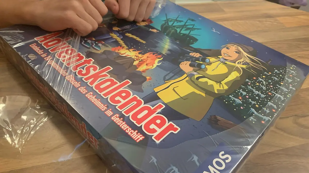 Unnötige Plastikfolie: Der 3 !!! Adventskalender 2022 ist in Folie eingeschweißt.