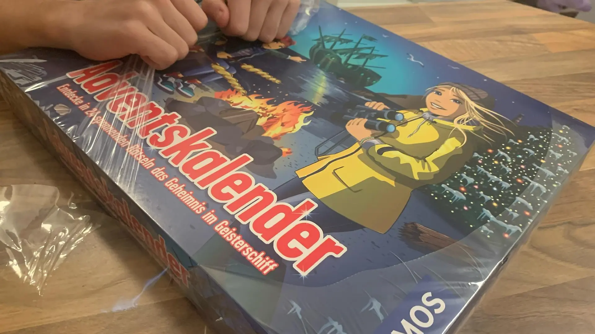 Unnötige Plastikfolie: Der 3 !!! Adventskalender 2022 ist in Folie eingeschweißt.