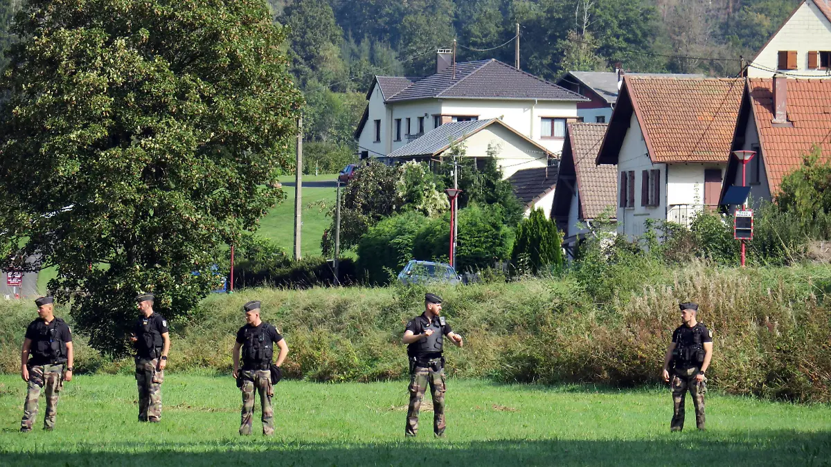 Disparition de Lina PHOTOPQR/DNA/Franck DELHOMME  Saint-Blaise-la-Roche  28/09/2023  Les gendarmes fouillent les alentours de l étang du Breux.A Saint-Blaise-la-Roche le 28 septembre 2023 Disparition de Lina Saint Blaise la Roche, France, sept 28th 2023. news seraches for Lina, 15, who disappered on saturday morning Saint-Blaise-la-Roche Bas-Rhin Alsace France PUBLICATIONxNOTxINxFRAxBELxSUIxUK Copyright: xPHOTOPQR/DNA/MAXPPPxFranckxDELHOMMEx 20230928DNA6185 20230928DNA6185