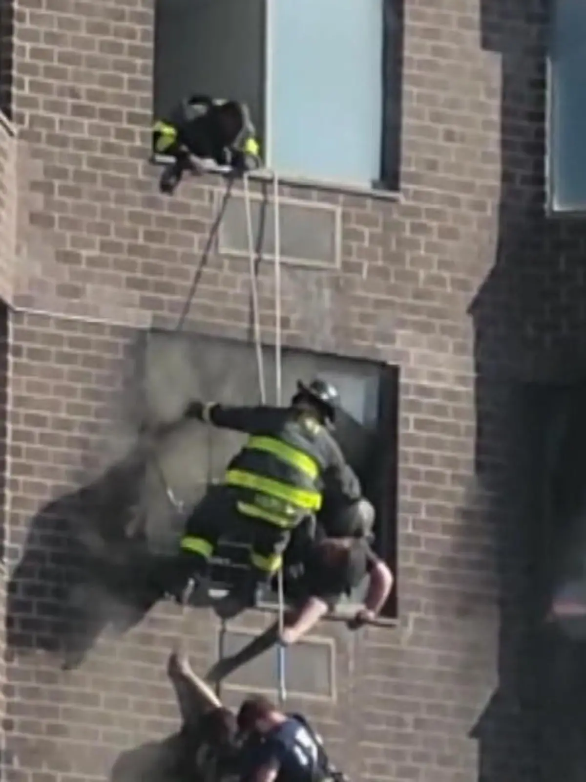 Es hätte ihr fast das Leben gekostet, aber offenbar sah sie keinen anderen Ausweg: Eine Frau aus New York ist bei einem Brand in einem Hochhaus aus ihrer Wohnung geklettert und hat sich ans Fenster im 20. Stock geklammert, um den Flammen zu entkommen. Die Feuerwehr konnte sie noch rechtzeitig in Sicherheit bringen – mit einem Seil. Die dramatische Rettung gibt es im Video.