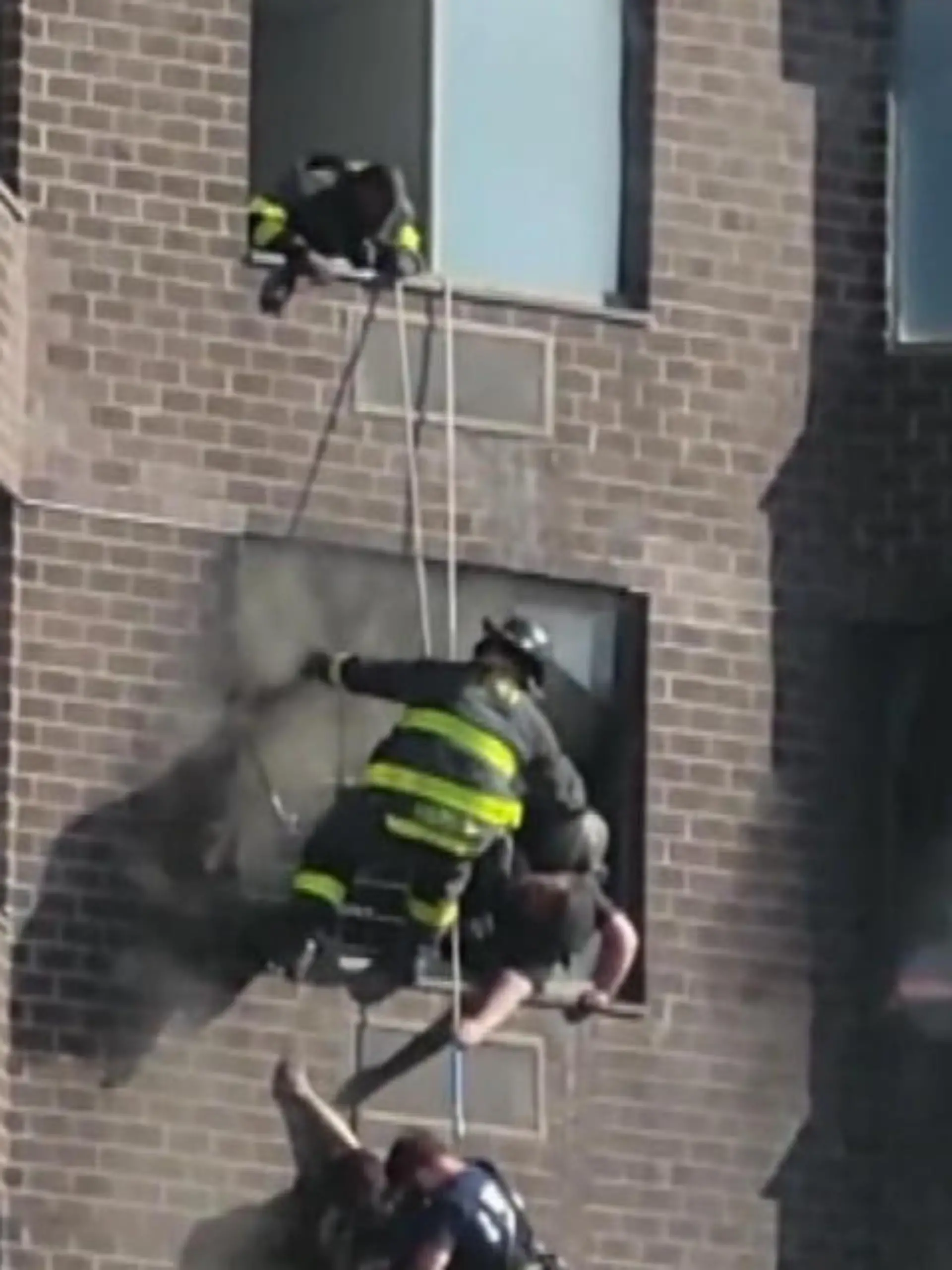 Es hätte ihr fast das Leben gekostet, aber offenbar sah sie keinen anderen Ausweg: Eine Frau aus New York ist bei einem Brand in einem Hochhaus aus ihrer Wohnung geklettert und hat sich ans Fenster im 20. Stock geklammert, um den Flammen zu entkommen. Die Feuerwehr konnte sie noch rechtzeitig in Sicherheit bringen – mit einem Seil. Die dramatische Rettung gibt es im Video.