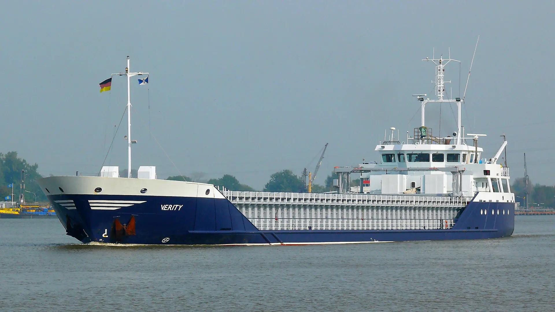 ARCHIV - 05.10.2014, Kiel: Der Frachter "Verity" vor Kiel. Nach einem Zusammenstoß von zwei Frachtschiffen am Dienstagmorgen in der Nordsee werden mehrere Menschen vermisst. Der Unfall ereignete sich rund 22 Kilometer südwestlich der Insel Helgoland und 31 Kilometer nordöstlich der Insel Langeoog, wie das Havariekommando am Dienstag mitteilte. Foto: Dietmar Hasenpusch/Dietmar Hasenpusch Photo-Productions/dpa +++ dpa-Bildfunk +++