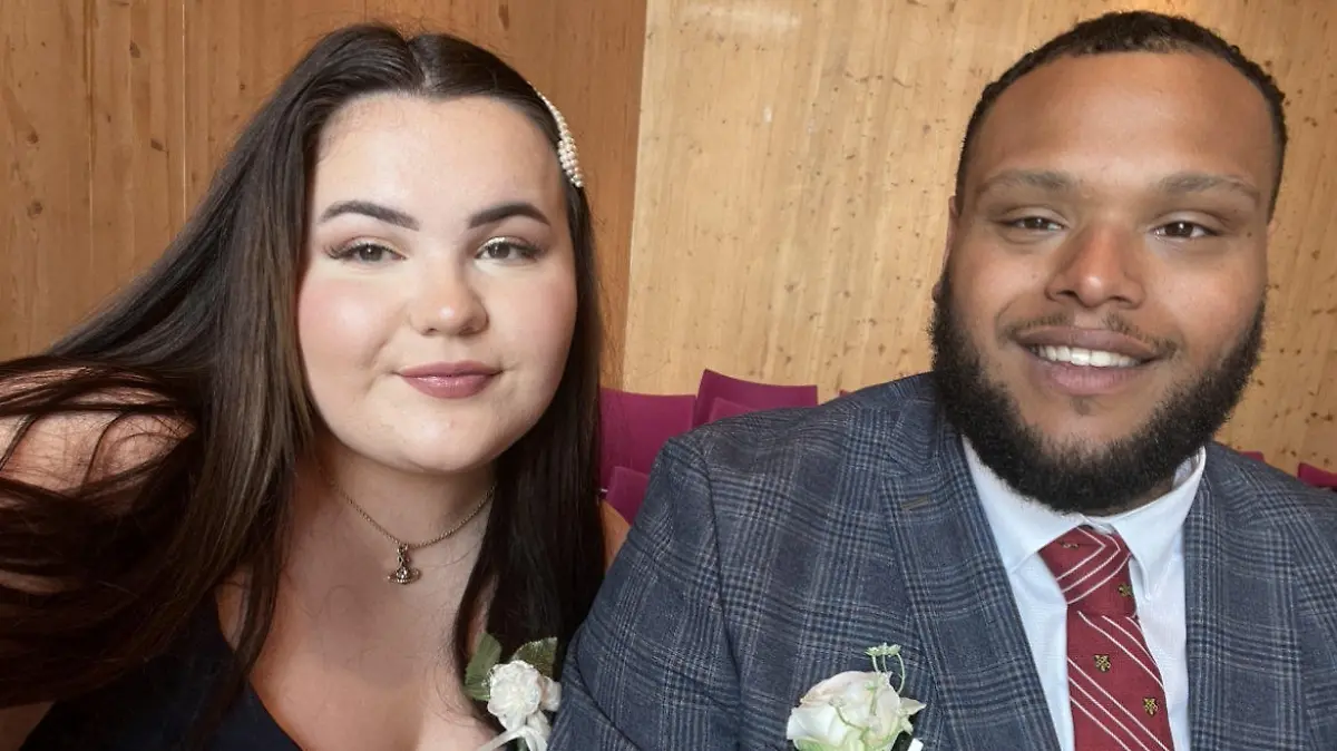 SONDERKONDITIONEN: Satzpreis!
Pictured Tasha Lane with her partner Reece Parillon. A woman was given a sssss-care when she discovered a SNAKE in her bed in the dead of night - which turned out to be her neighbour's. See SWNS story SWTPsnake. Tasha Lane, 23, was asleep with her boyfriend Reece Parillon (corr), 25, and their dog when she felt wriggling at around 4:15am on October 22. She initially thought it was her pooch Harley - but quickly realised it wasn't soft fur touching her. So she got her torch up on her phone and peered under the covers - where she was met by snake eyes looking back at her. Tasha, from Wellingborough, Northants., then leapt out of bed and started screaming - alerting the rest of the house. Partner Reece's mum came rushing in before calmly explaining that the orange reptile belonged to a local - and had been missing for months.  / action press
