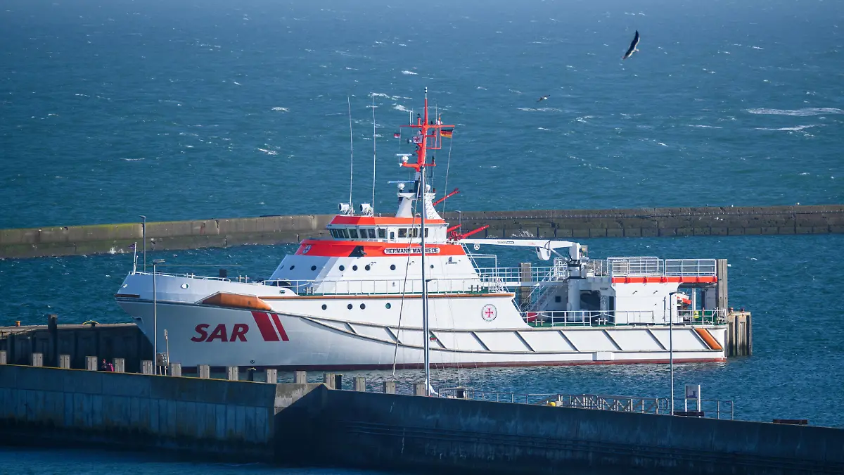 ARCHIV - 24.03.2023, Schleswig-Holstein, Helgoland: Der Seenotrettungskreuzer «Hermann Marwede» der Deutschen Gesellschaft zur Rettung Schiffbrüchiger (DGzRS) liegt im Hafen. Nach dem Zusammenstoß von zwei Frachtschiffen am Morgen des 24.10.2023 in der Deutschen Bucht in der Nordsee war das Schiff an der Suche nach Vermissten beteiligt. (zu dpa: «Frachter stoßen nahe Helgoland zusammen - mehrere Menschen vermisst») Foto: Jonas Walzberg/dpa +++ dpa-Bildfunk +++