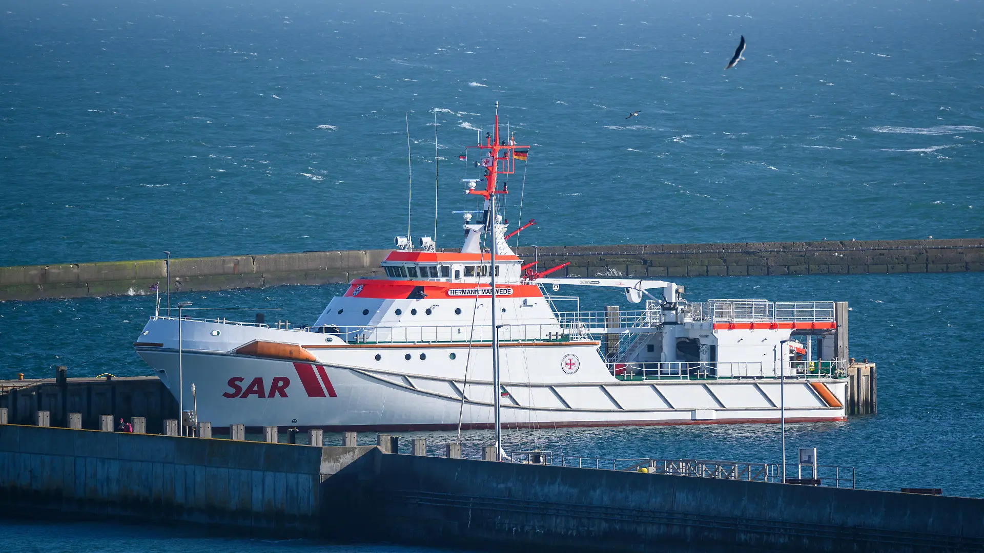 ARCHIV - 24.03.2023, Schleswig-Holstein, Helgoland: Der Seenotrettungskreuzer «Hermann Marwede» der Deutschen Gesellschaft zur Rettung Schiffbrüchiger (DGzRS) liegt im Hafen. Nach dem Zusammenstoß von zwei Frachtschiffen am Morgen des 24.10.2023 in der Deutschen Bucht in der Nordsee war das Schiff an der Suche nach Vermissten beteiligt. (zu dpa: «Frachter stoßen nahe Helgoland zusammen - mehrere Menschen vermisst») Foto: Jonas Walzberg/dpa +++ dpa-Bildfunk +++