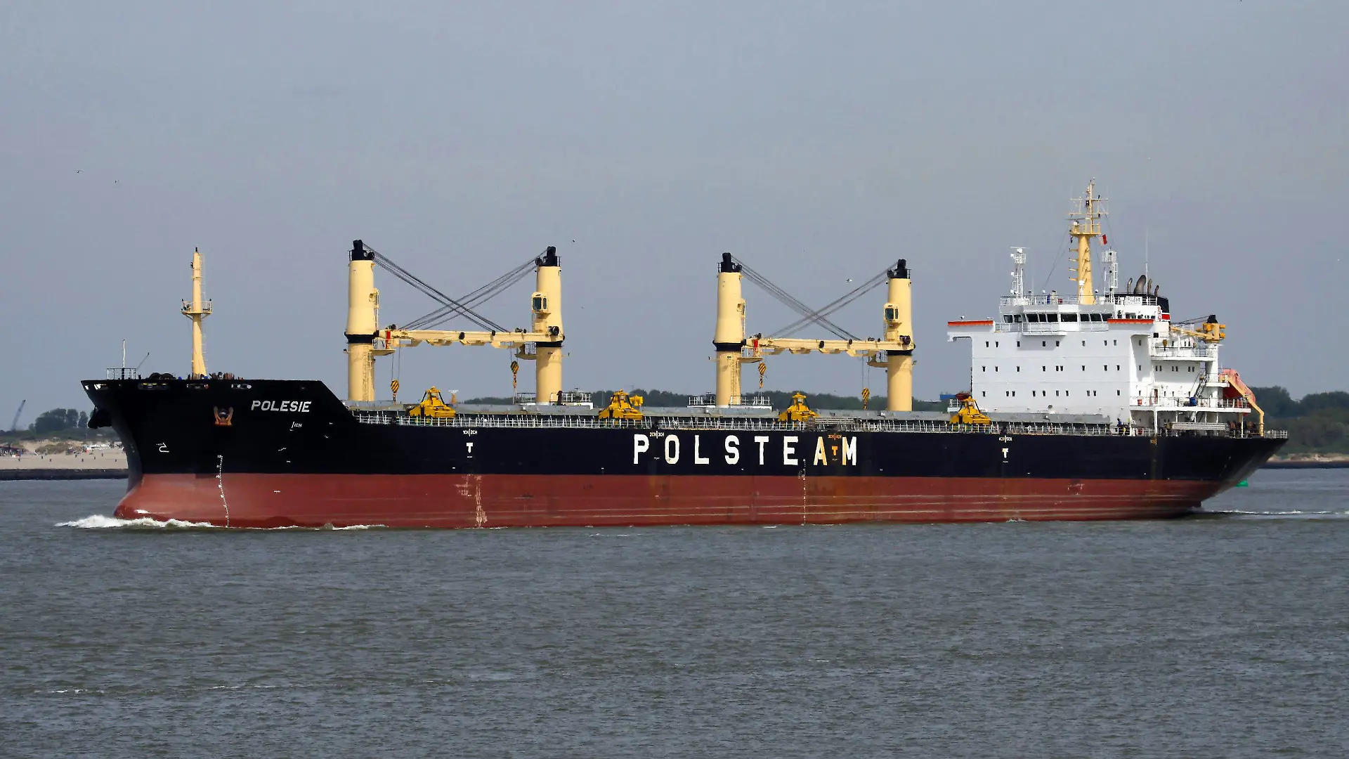 ARCHIV - 14.06.2013, Niederlande, Rotterdam: Der Frachter "Polesie" läuft am 14.6.13 aus Rotterdam aus. Nach einem Zusammenstoß von zwei Frachtschiffen am Dienstagmorgen in der Nordsee werden mehrere Menschen vermisst. Der Unfall ereignete sich rund 22 Kilometer südwestlich der Insel Helgoland und 31 Kilometer nordöstlich der Insel Langeoog, wie das Havariekommando am Dienstag mitteilte. Foto: Dietmar Hasenpusch/Dietmar Hasenpusch Photo-Productions/dpa +++ dpa-Bildfunk +++