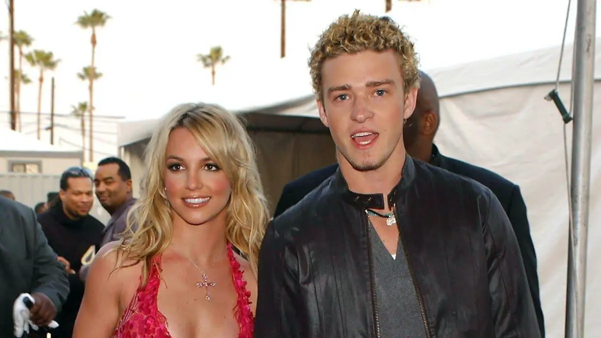 Händchenhaltend kommen die amerikanische Pop-Sängerin Britney Spears und ihr Freund Justin Timberlake am 9.1.2002 zu der Verleihung der American Music Awards in Los Angeles. Britney Spears (20) ist wieder solo. Nach drei Jahren ist die Romanze zwischen Spears und Justin Timberlake (20) von N'Sync beendet. Einem Bericht der «Sun» zufolge war es Timberlake, der Spears verlassen hat: Er sei es leid gewesen, den ständig auf Reisen befindlichen Teenie-Star kaum noch zu sehen und ständig wegen seines Sexuallebens befragt zu werden. Spears hat bis vor kurzem erklärt, sie sei nach wie vor Jungfrau - dann aber erkennen lassen, dass das wohl doch nicht mehr stimmt. Laut «Mail» allerdings hat Spears sich von Timberlake getrennt. Und zwar nur der Arbeit wegen. Erst vor zwei Wochen hatte Spears erklärt: «Wir wollen heiraten und Kinder haben und das alles. Nicht gleich, aber vielleicht in ein paar Jahren.» Nun trage sie den 160000 Euro teuren Verlobungsring nicht mehr und weine in Lokalen, wenn Freunde sie zu trösten versuchten.