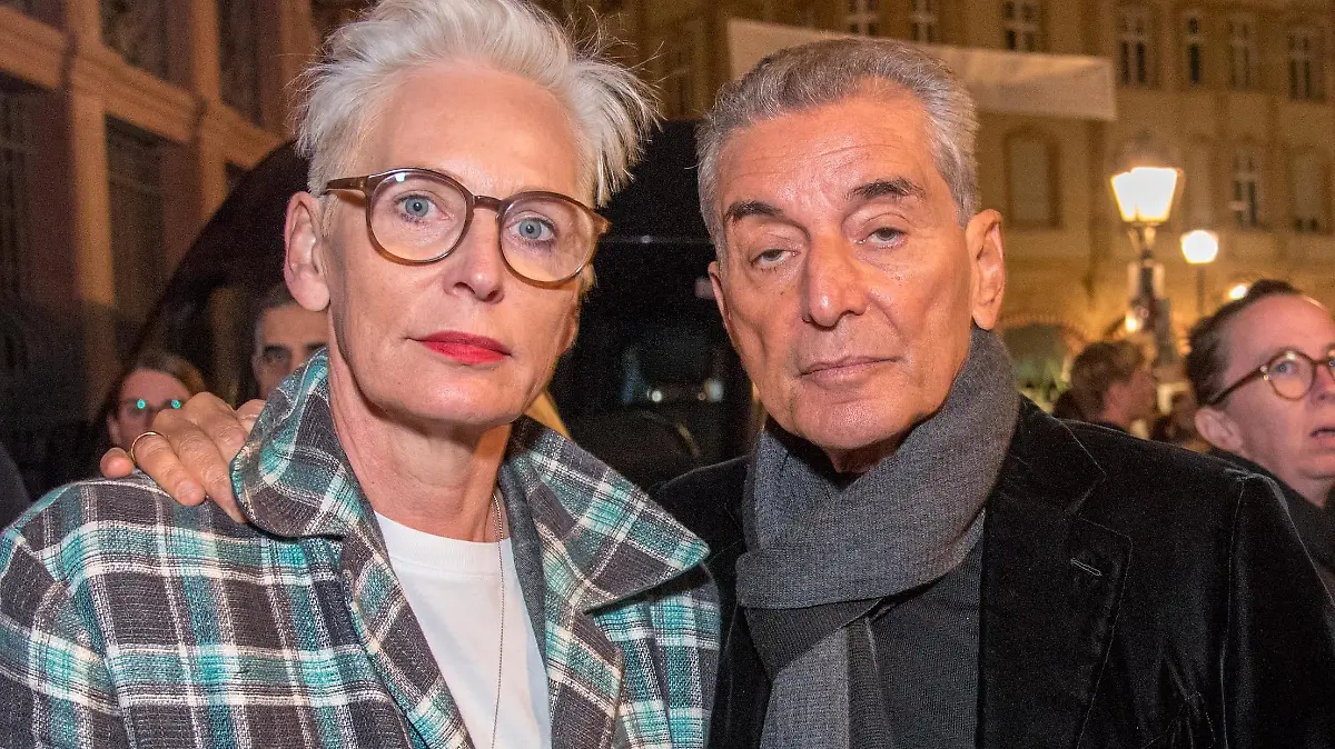 Frankfurt, 7. Oktober 2023, Michel Friedman und sein Frau Bärbel Schäfer beteiligen sich an der Kundgebung "Solidarität mit Israel" vor dem Rathaus Römer. Nach dem massiven Angriff der Hamas auf Israel haben in Frankfurt mehrere hundert Menschen auf dem Römerberg ihre Solidarität mit Israel bekundet. "Israel muss sich verteidigen" war auf Plakaten zu lesen. Foto: Bernd Kammerer