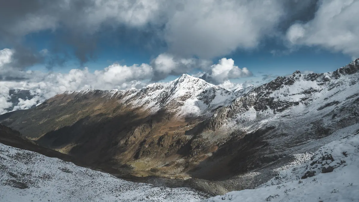 Alpental mit erstem Herbstschneefall l in den italienischen Alpen *** Alpine Valley with first Autumn snowfall l in the Italian Alps 1104302897