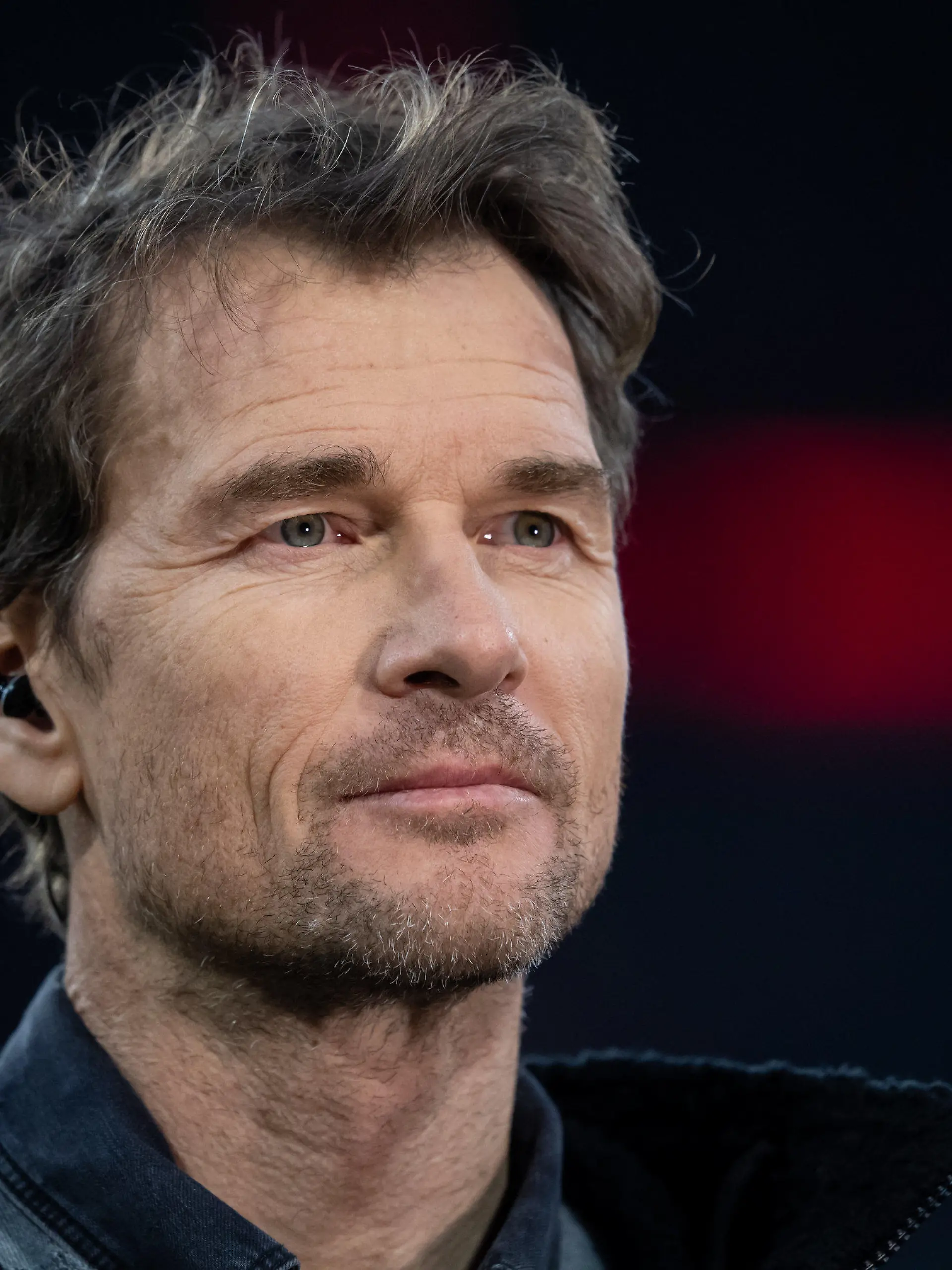 ARCHIV - 09.02.2020, Bayern, München: Fußball: Bundesliga, Bayern München - RB Leipzig, 21. Spieltag in der Allianz Arena. Jens Lehmann, ehemaliger Fußballer und TV-Experte, steht vor dem Spiel im Stadion. (zu dpa: Kettensägen-Vorfall am Starnberger See - Prozess gegen Jens Lehmann) Foto: Sven Hoppe/dpa +++ dpa-Bildfunk +++