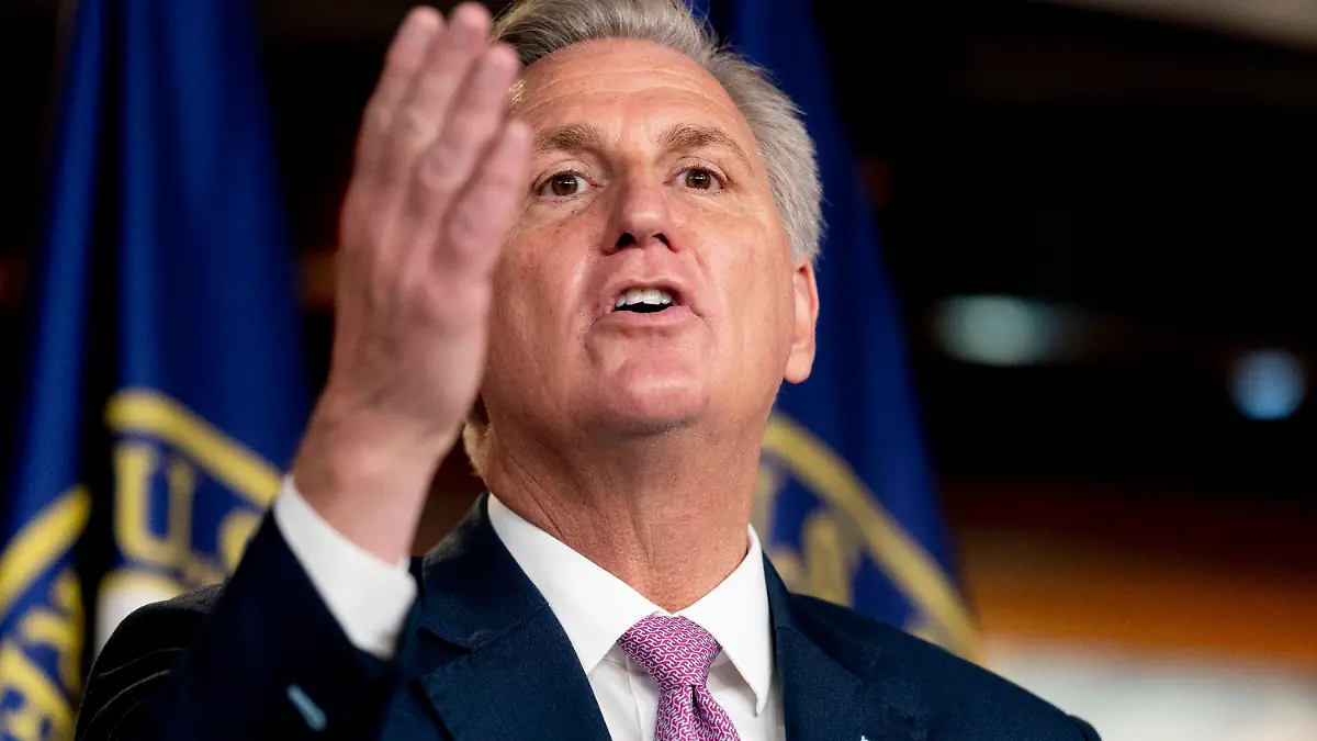 ARCHIV - 22.04.2021, USA, Washington: Kevin McCarthy, Minderheitsführer im US-Repräsentantenhaus, spricht währen einer wöchentlichen Pressekonferenz im Kapitol. (zu dpa "Zeit der Rache? Die Szenarien für den Ausgang der US-Kongresswahlen") Foto: Andrew Harnik/AP/dpa +++ dpa-Bildfunk +++