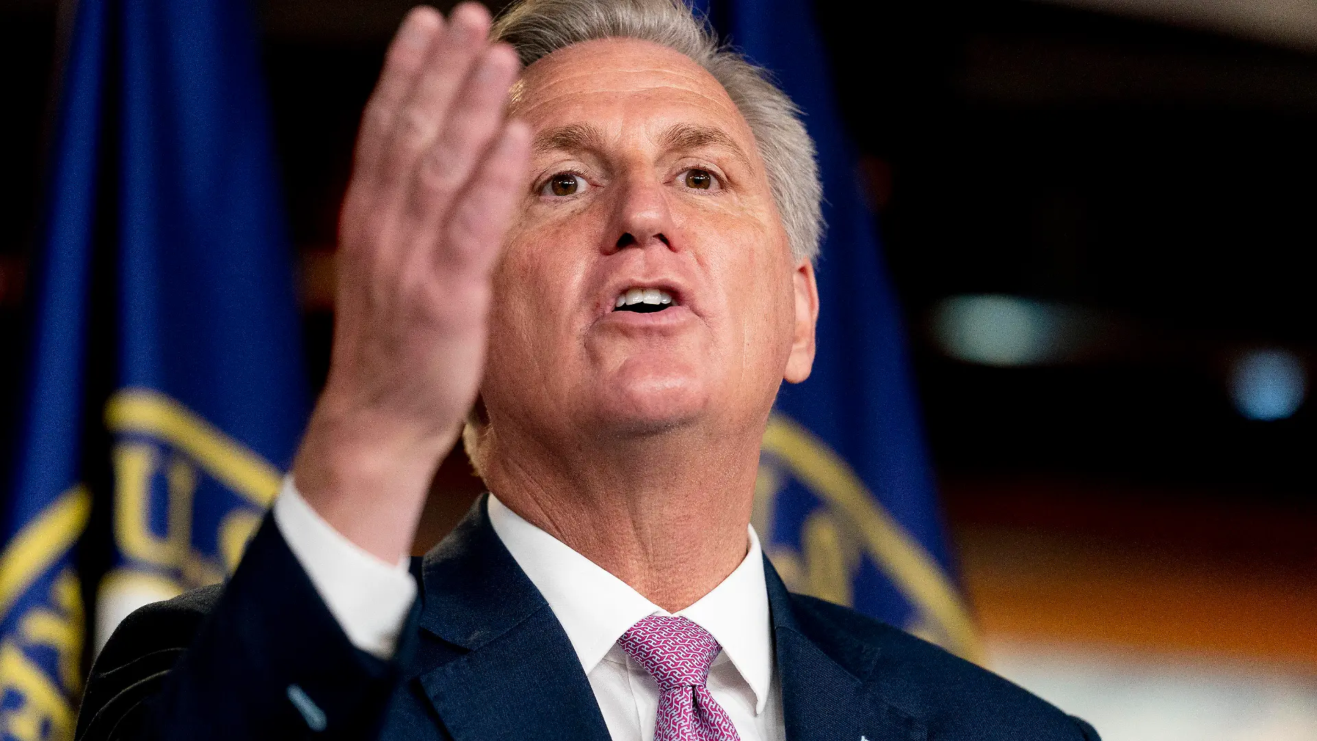 ARCHIV - 22.04.2021, USA, Washington: Kevin McCarthy, Minderheitsführer im US-Repräsentantenhaus, spricht währen einer wöchentlichen Pressekonferenz im Kapitol. (zu dpa "Zeit der Rache? Die Szenarien für den Ausgang der US-Kongresswahlen") Foto: Andrew Harnik/AP/dpa +++ dpa-Bildfunk +++