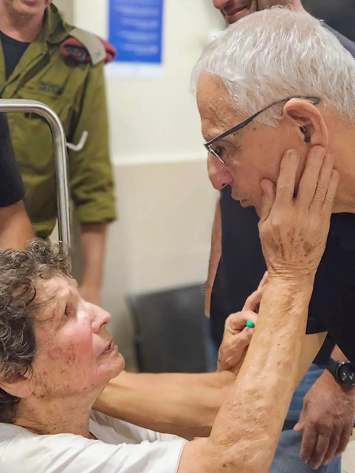 HANDOUT - 24.10.2023, Israel, Tel Aviv: Dieses vom Ichilov-Krankenhaus via AP zur Verfügung gestellte Foto zeigt Yocheved Lifshitz, eine der beiden Frauen, die am späten Montag (24.10.2023) aus der Gefangenschaft der Hamas freigelassenen wurden, bei einem Treffen im Krankenhaus in Tel Aviv. Foto: Jenny Yerushalmy/Ichilov hospital/AP/dpa - ACHTUNG: Nur zur redaktionellen Verwendung im Zusammenhang mit der aktuellen Berichterstattung und nur mit vollständiger Nennung des vorstehenden Credits +++ dpa-Bildfunk +++