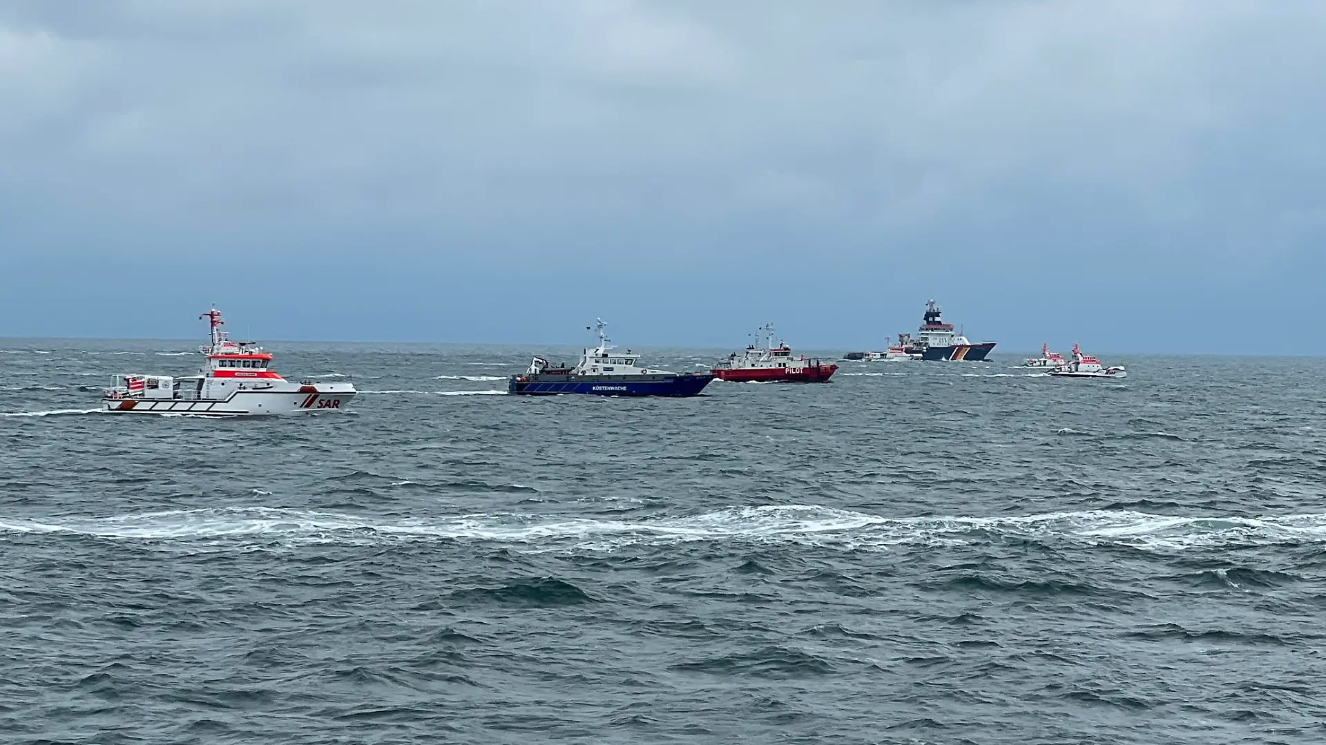 Suche nach den vermissten Seeleuten des Frachters 'Verity', der am 24.10.23 nach einer Kollision in der Nordsee gesunken ist. In engem Suchverband wird das über den Tag stets weiter berechnete Suchgebiet abgesucht. Vor Ort sind zahlreiche Seenotrettungskreuzer der Deutschen Gesellschaft zur Rettung Schiffbrüchiger (DGzRS) sowie viele Behördenschiffe.