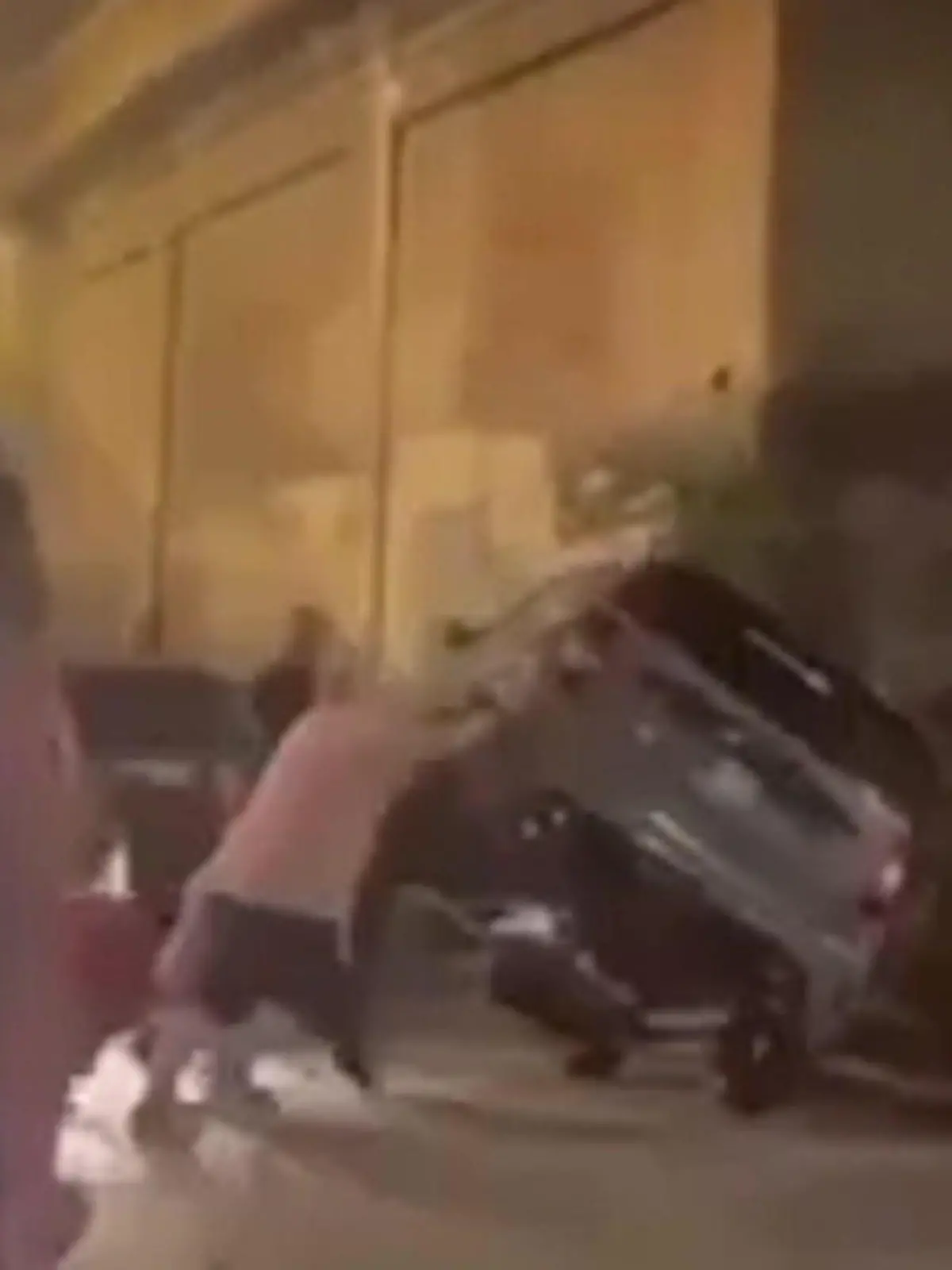 Was nicht passt, wird passend gemacht! Das dachten sich auch die zwei Italiener, die kurzerhand einen parkenden Fiat 500 in Rom umkippen, um weiterfahren zu können. Wie die Männer das gestemmt bekommen, das sehen Sie im Video!