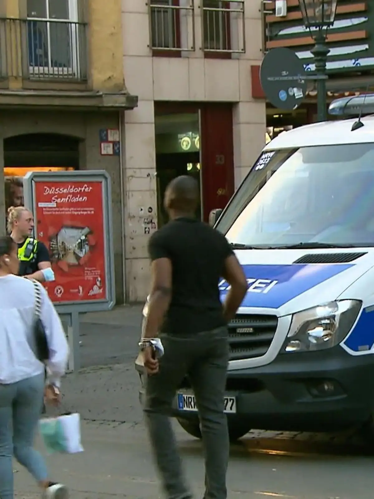 Nicht nur Düsseldorf, sondern auch andere Städte haben am Wochenende dasselbe Problem: störende und gewaltbereite vorwiegend junge Männer, die die Innenstadt, die Altstadt oder das Rheinufer unsicher machen. Vor mehr als einem Jahr wurden erste Maßnahmen umgesetzt, um das Problem in Griff zu bekommen. Heute wurde Bilanz gezogen.