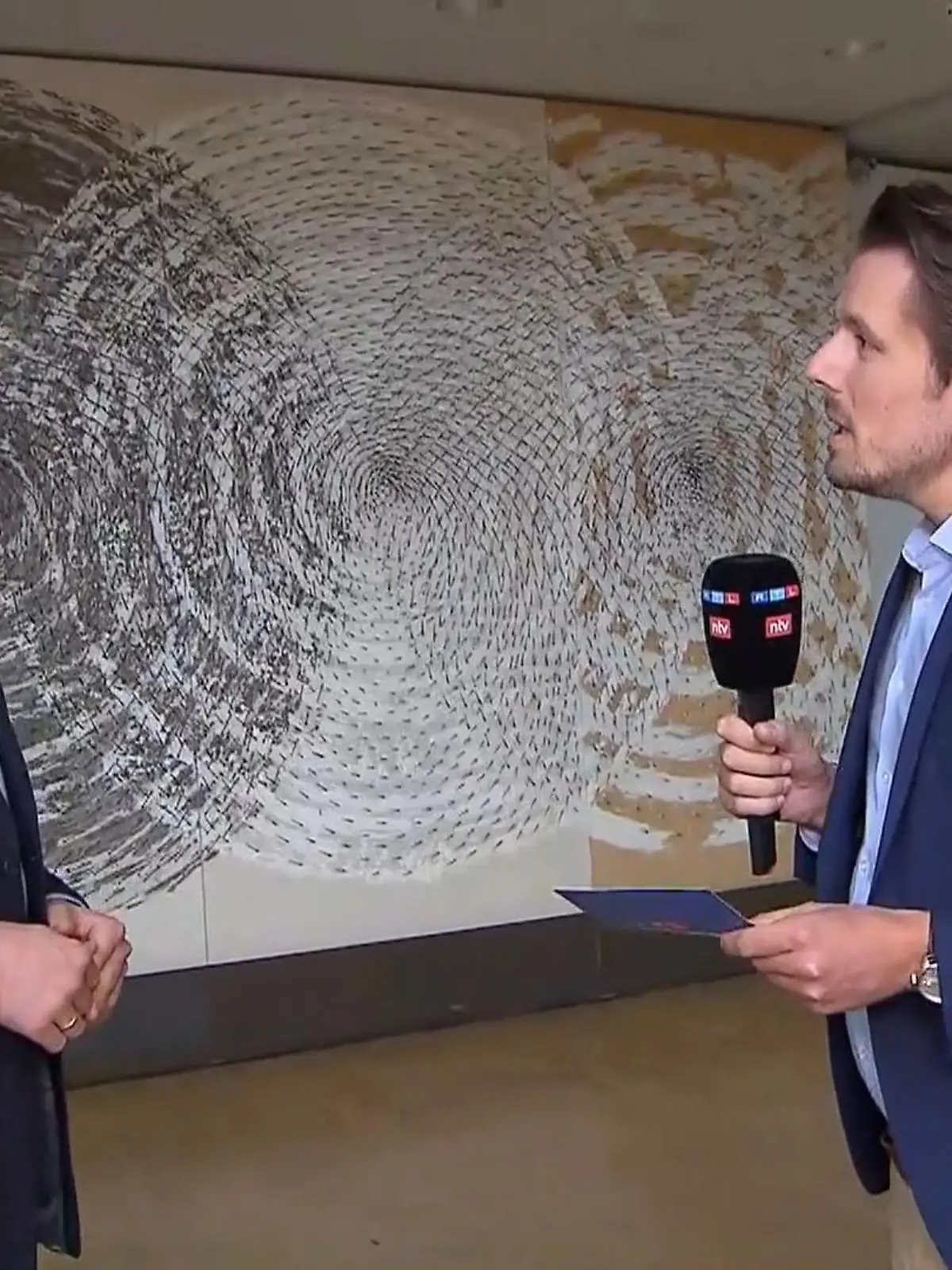 In einem Interview spricht RTL WEST Reporter Sebastian Reddig mit dem FDP-Parteivorsitzenden Henning Höne über die Flüchtlingsproblematik.