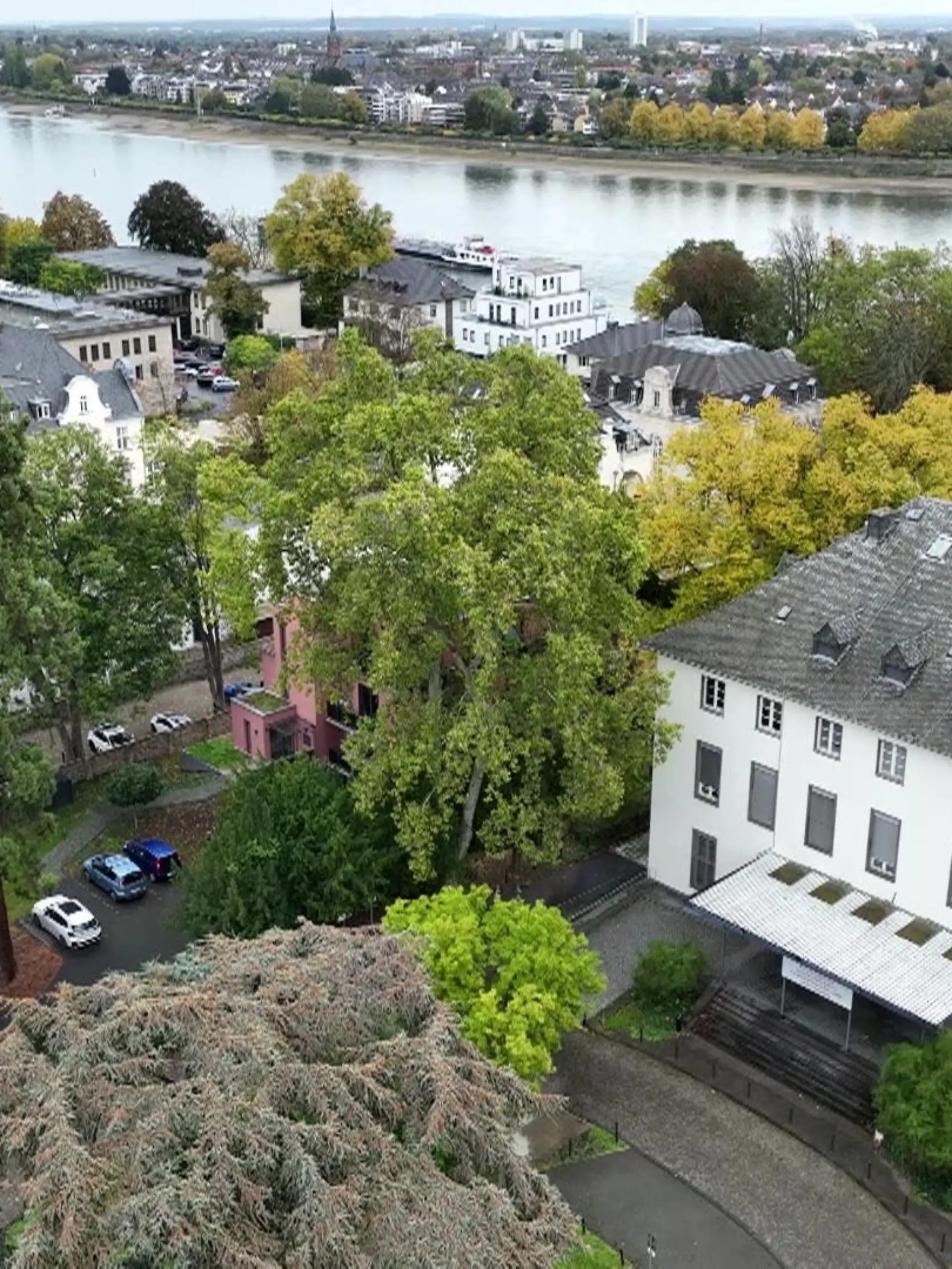 In Bonn sollte ein Flüchtlingsunterkunft im Gebäude der ehemaligen Kinderklinik entstehen. Die liegt nur wenige Meter von der Bonner Synagoge entfernt. Viele befürchten, dass diese Nähe wegen des Israel-Kriegs zu gefährlich ist.