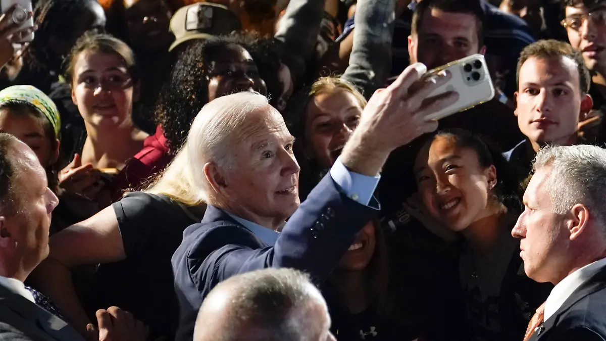 06.11.2022, USA, Yonkers: Joe Biden, Präsident der USA, macht ein Selfie mit Menschen in der Menge, nachdem er gesprochen hat, bei einer Wahlkampfveranstaltung für die New Yorker Gouverneurin Hochul im Sarah Lawrence College in Yonkers, New York. Foto: Patrick Semansky/AP/dpa +++ dpa-Bildfunk +++