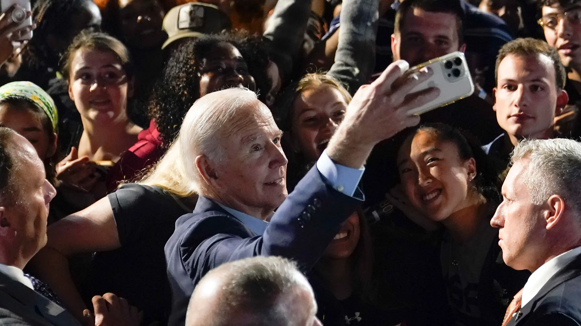 06.11.2022, USA, Yonkers: Joe Biden, Präsident der USA, macht ein Selfie mit Menschen in der Menge, nachdem er gesprochen hat, bei einer Wahlkampfveranstaltung für die New Yorker Gouverneurin Hochul im Sarah Lawrence College in Yonkers, New York. Foto: Patrick Semansky/AP/dpa +++ dpa-Bildfunk +++