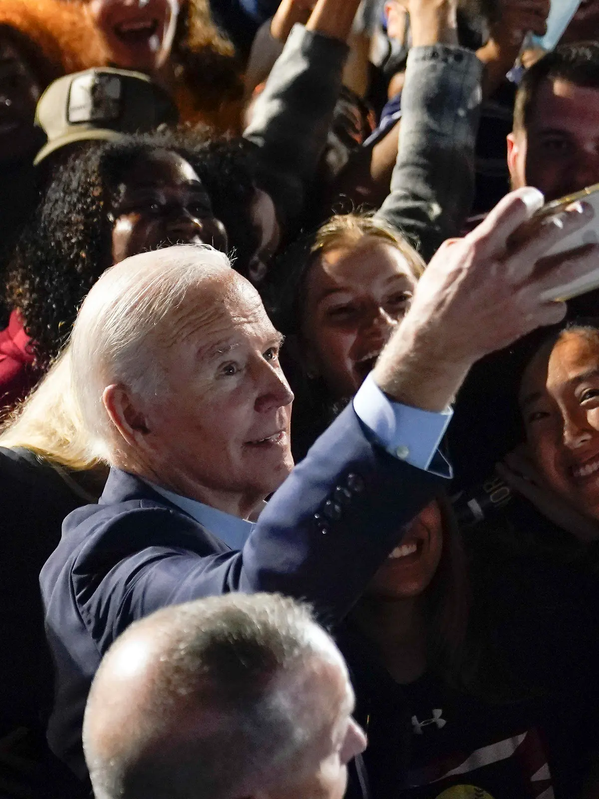 06.11.2022, USA, Yonkers: Joe Biden, Präsident der USA, macht ein Selfie mit Menschen in der Menge, nachdem er gesprochen hat, bei einer Wahlkampfveranstaltung für die New Yorker Gouverneurin Hochul im Sarah Lawrence College in Yonkers, New York. Foto: Patrick Semansky/AP/dpa +++ dpa-Bildfunk +++