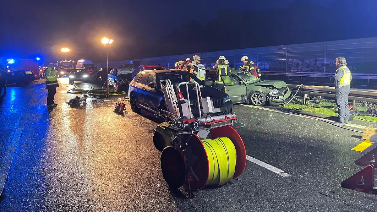 Feuerwehr und Polizei stehen an der Unfallstelle auf der Autobahn 2 - rund 20 Fahrzeuge sind hier ineinander gefahren. Nach dem Unfall mit Verletzten musste die Fahrbahn Richtung Dortmund gesperrt werden.