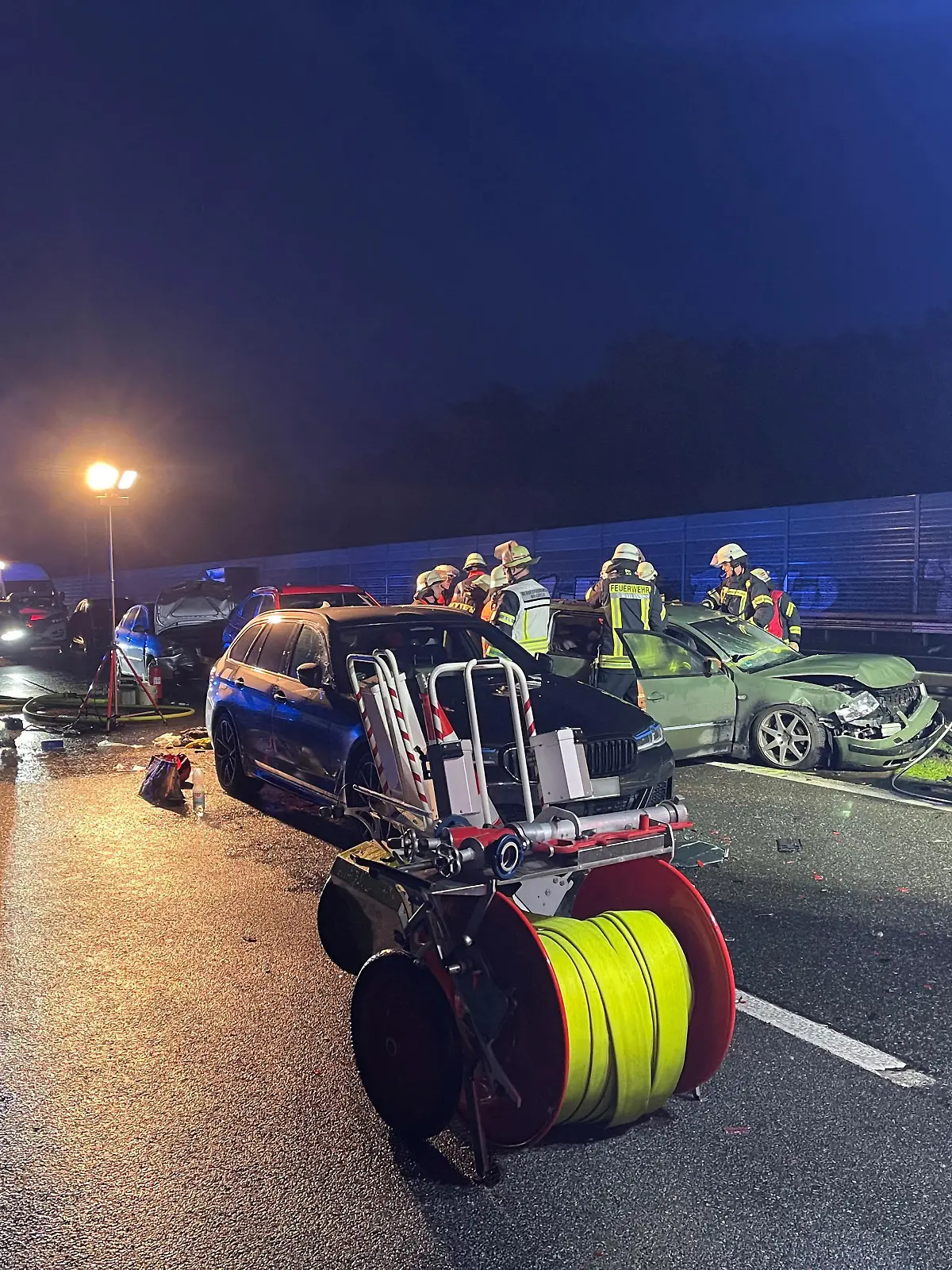 Feuerwehr und Polizei stehen an der Unfallstelle auf der Autobahn 2 - rund 20 Fahrzeuge sind hier ineinander gefahren. Nach dem Unfall mit Verletzten musste die Fahrbahn Richtung Dortmund gesperrt werden.