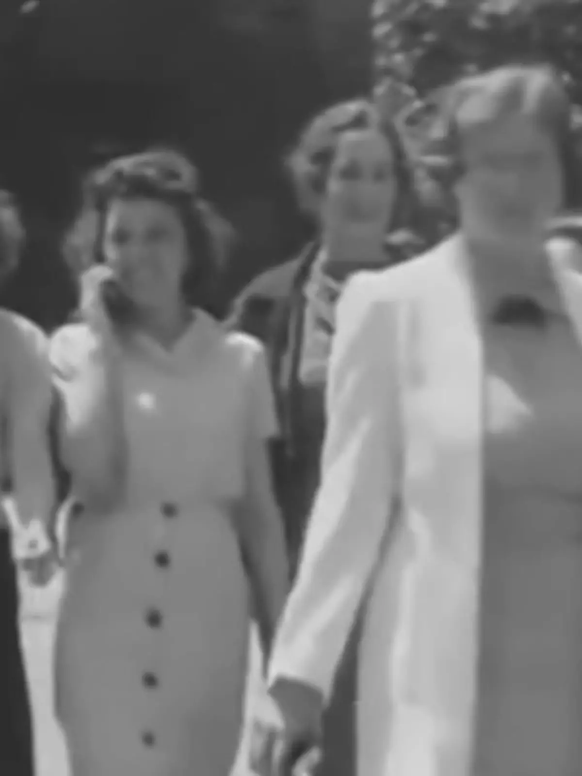 Unglaublich! Dieses Video aus den 30ern kursiert gerade im Netz und lässt User verwirrt zurück. Eine junge Frau beim Telefonieren auf der Straße. Das Kuriose: Handys werden erst 1973, also mehr als 40 Jahre später, erfunden. Wie kann das sein?