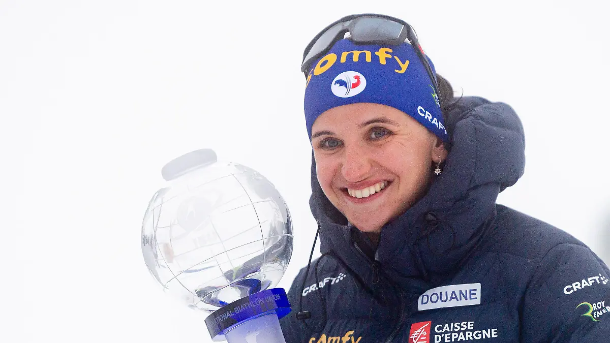 Sport Bilder des Tages 230319 Julia Simon of France celebrates with the overall trophy after women s 12,5 km biathlon mass start during the IBU World Cup on March 19, 2023 in Oslo. Photo: Vegard Grott / BILDBYRAN / kod VG / VG0415 bbeng skidskytte biathlon skiskyting världscupen verdenscup ibu world cup holmenkollen fellesstart mass start dam jubel *** 230319 Julia Simon of France celebrates with the overall trophy after womens 12.5 km biathlon mass start during the IBU World Cup on March 19, 2023 in Oslo Photo Vegard Grott BILDBYRAN code VG VG0415 bbeng skidskytte biathlon ski shooting värdscupen verdenscup ibu world cup holmenkollen joint start mass start dam jubilation, PUBLICATIONxNOTxINxSWExNORxAUT Copyright: VEGARDxGRoTT BB230319VG116