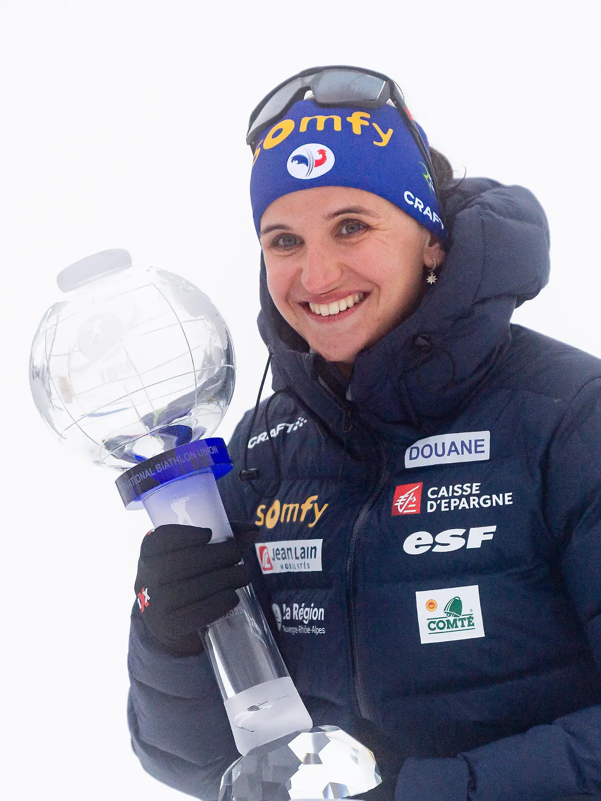 Sport Bilder des Tages 230319 Julia Simon of France celebrates with the overall trophy after women s 12,5 km biathlon mass start during the IBU World Cup on March 19, 2023 in Oslo. Photo: Vegard Grott / BILDBYRAN / kod VG / VG0415 bbeng skidskytte biathlon skiskyting världscupen verdenscup ibu world cup holmenkollen fellesstart mass start dam jubel *** 230319 Julia Simon of France celebrates with the overall trophy after womens 12.5 km biathlon mass start during the IBU World Cup on March 19, 2023 in Oslo Photo Vegard Grott BILDBYRAN code VG VG0415 bbeng skidskytte biathlon ski shooting värdscupen verdenscup ibu world cup holmenkollen joint start mass start dam jubilation, PUBLICATIONxNOTxINxSWExNORxAUT Copyright: VEGARDxGRoTT BB230319VG116