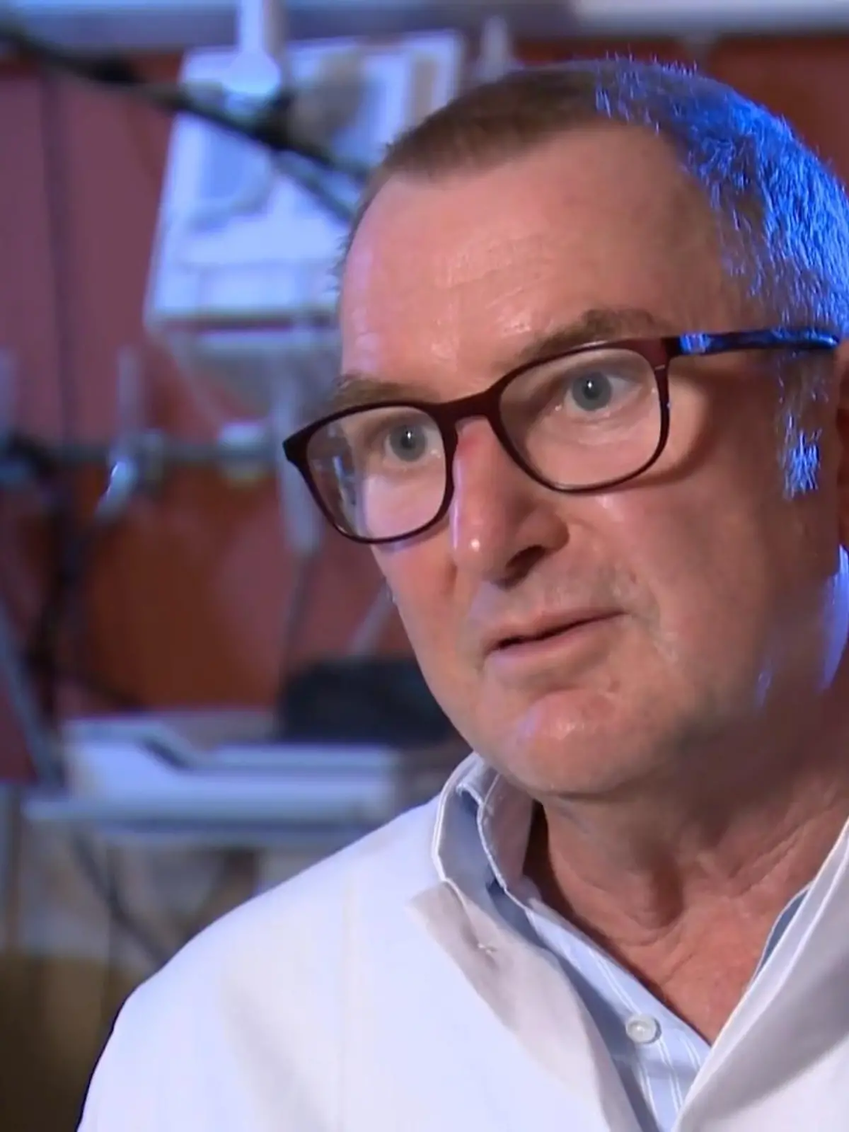 Diese Meldung macht Millionen Krebs-Patienten Hoffnung!
Die lang erwartete Krebs-Impfung von Biontech schlägt an – erste Studien sind vielversprechend. jetzt spricht Prof. Dr. Andreas Mackensen, einer der begleitenden Ärzte exklusiv über seine Erfahrungen mit dem Impfstoff und seinen Patienten. In unserem exklusiven Interview im Video verrät er, worauf er aktuell am meisten hofft und wie der Alltag der Krebs-Patienten aus der Studie aussieht. 