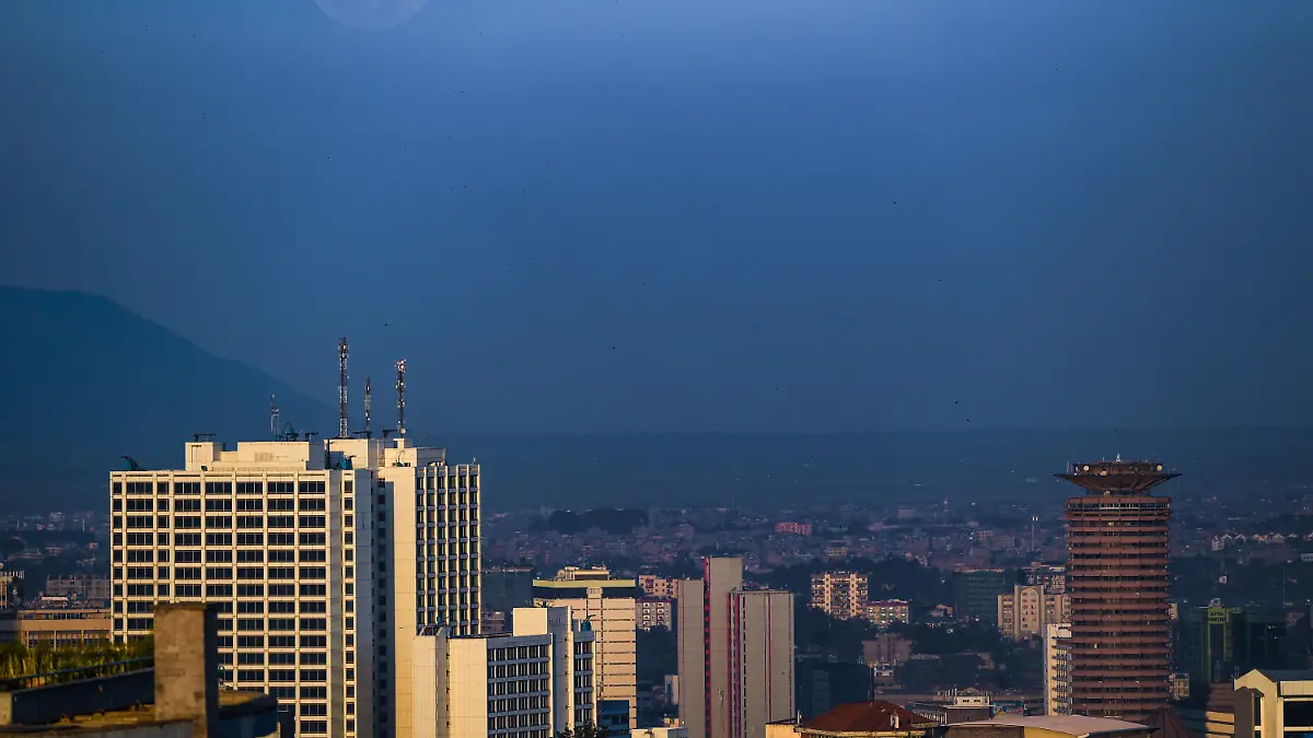 ARCHIV - 26.02.2021, Kenia, Nairobi: Der Vollmond steigt über den Hochhäusern von Nairobi auf. Fürs neue Jahr empfiehlt ein Reiseführer der 50 Jahre alten Marke «Lonely Planet» wieder Dutzende Ziele. (zu dpa: ««Lonely Planet»: Deutschland 2024 keine Reise wert») Foto: Li Yan/XinHua/dpa +++ dpa-Bildfunk +++