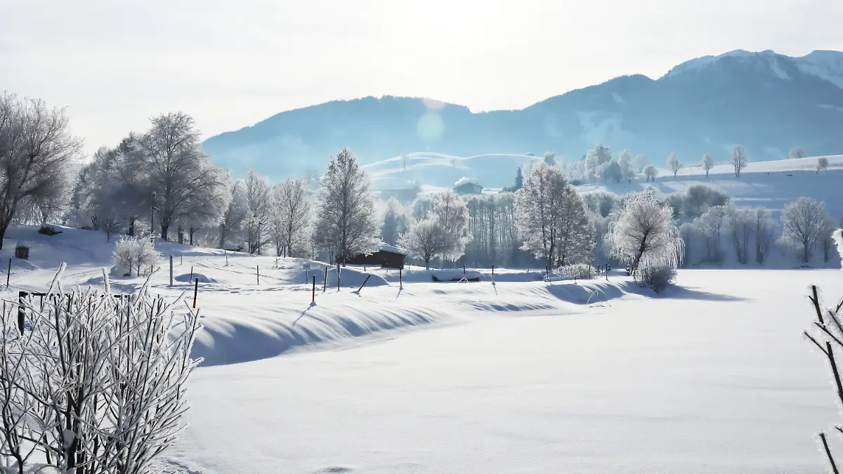 ARCHIV - 20.01.2019, Österreich, Saalfelden: Blick über die idyllische Winterlandschaft rund um den Ritzensee. Fürs neue Jahr empfiehlt ein Reiseführer der 50 Jahre alten Marke «Lonely Planet» wieder Dutzende Ziele. (zu dpa: ««Lonely Planet»: Deutschland 2024 keine Reise wert») Foto: Verena Wolff/dpa-tmn +++ dpa-Bildfunk +++