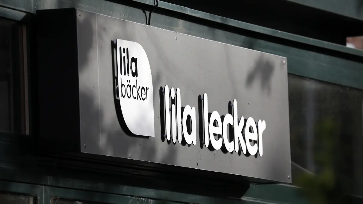 ARCHIV - 29.09.2021, Mecklenburg-Vorpommern, Warnemünde: Das Logo des Unternehmens Lila Bäcker mit dem Schriftzug «lila lecker» an einer Filiale im Ostseebad. Die Backkette Lila Bäcker hat beim Amtsgericht Neubrandenburg Antrag auf Sanierung in Eigenverwaltung gestellt. (zu dpa «Lila Bäcker stellt Antrag auf Sanierung in Eigenverwaltung») Foto: Bernd Wüstneck/dpa-Zentralbild/dpa +++ dpa-Bildfunk +++