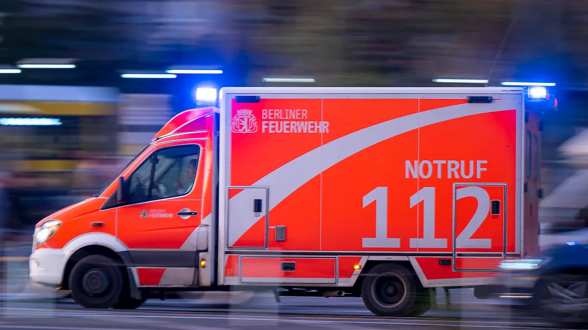 ARCHIV - 11.11.2022, Berlin: Ein Rettungswagen der Berliner Feuerwehr fährt mit Blaulicht zum Einsatz. (zu dpa: «Falschparker und Baustellen erschweren Anfahrt der Rettungskräfte») Foto: Monika Skolimowska/dpa +++ dpa-Bildfunk +++