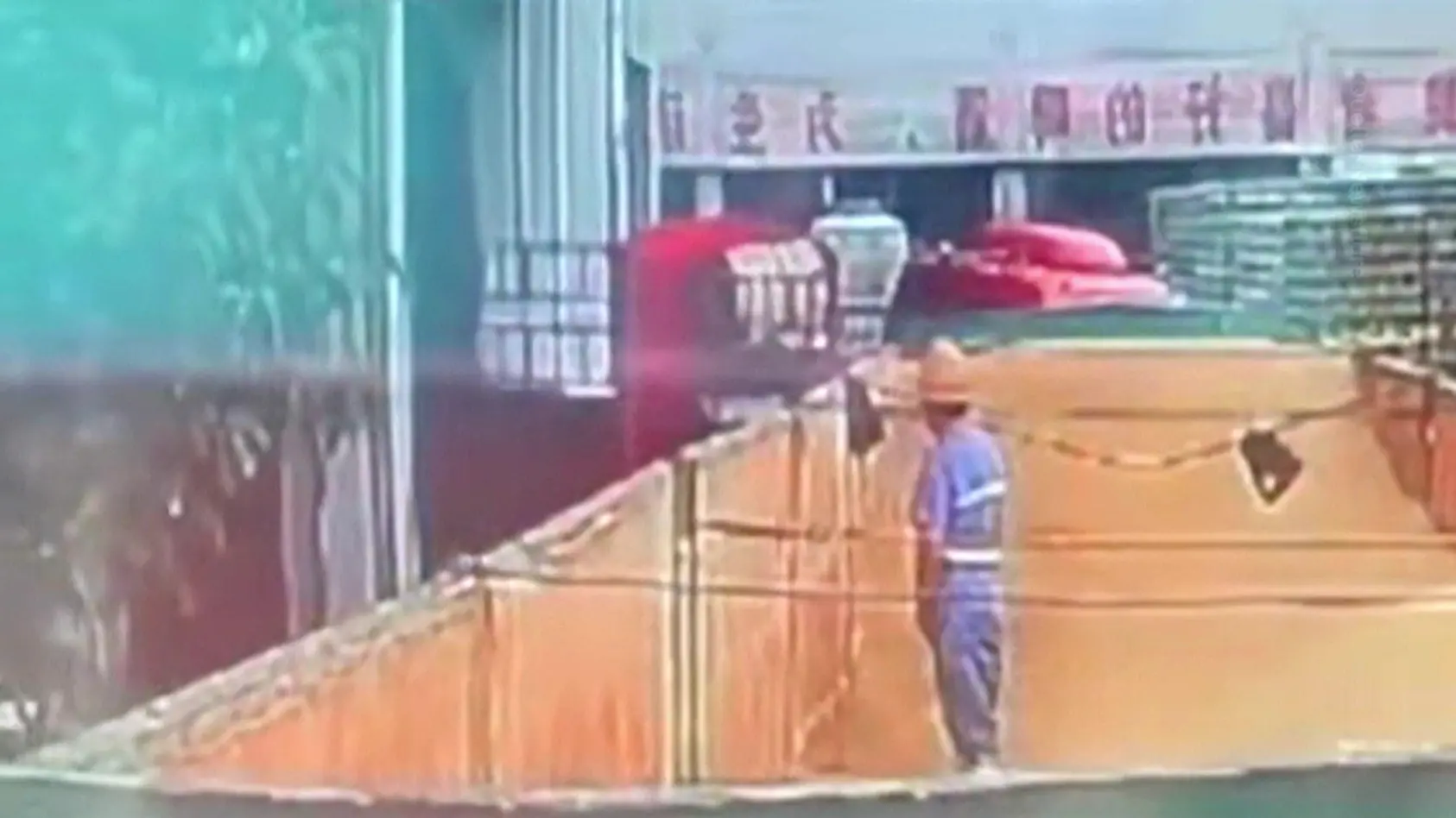 Mitarbeiter pieselt in Malz-Tank