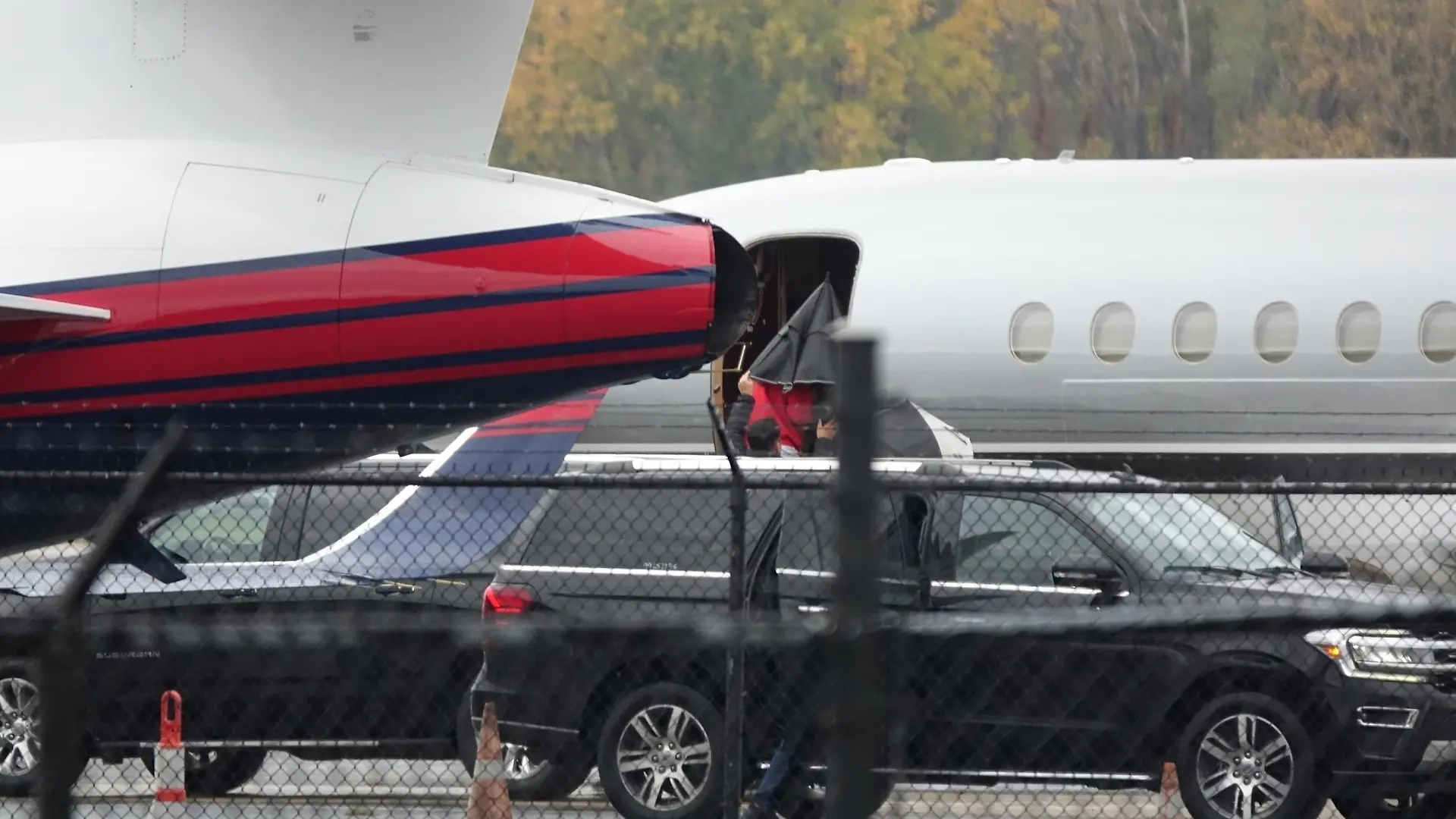 SONDERKONDITIONEN: MINDESTHONORAR: Kansas City, MO - *EXCLUSIVE* - Taylor Swift is spotted jetting out of Kansas City without Travis Kelce. Travis left his $1 million home earlier in the day (Tuesday, October 24) and headed to the Kansas City Chiefs training facility. Taylor was driven from the home at about 9.30 a.m. in an SUV. She appeared to be wearing a red Chiefs jersey over a white tee shirt as she boarded the plane.
Pictured: Taylor Swift
BACKGRID USA 24 OCTOBER 2023 


